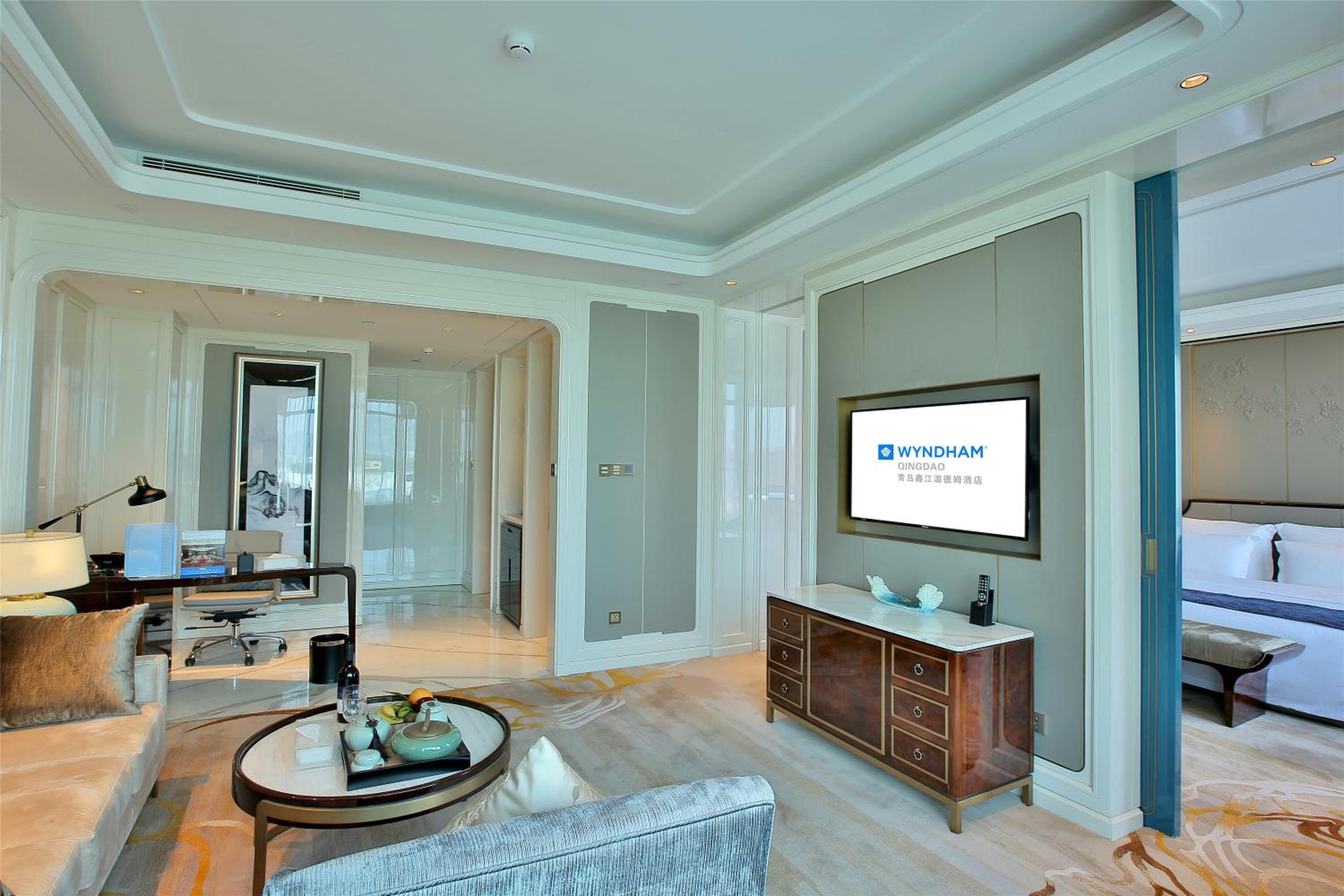 1 King Bed, Elegant Suite（inclusive First Day Mini Bar & Welcome Fruit & Cookies + Daily One Self-Service Laundry Voucher) - Photo 2