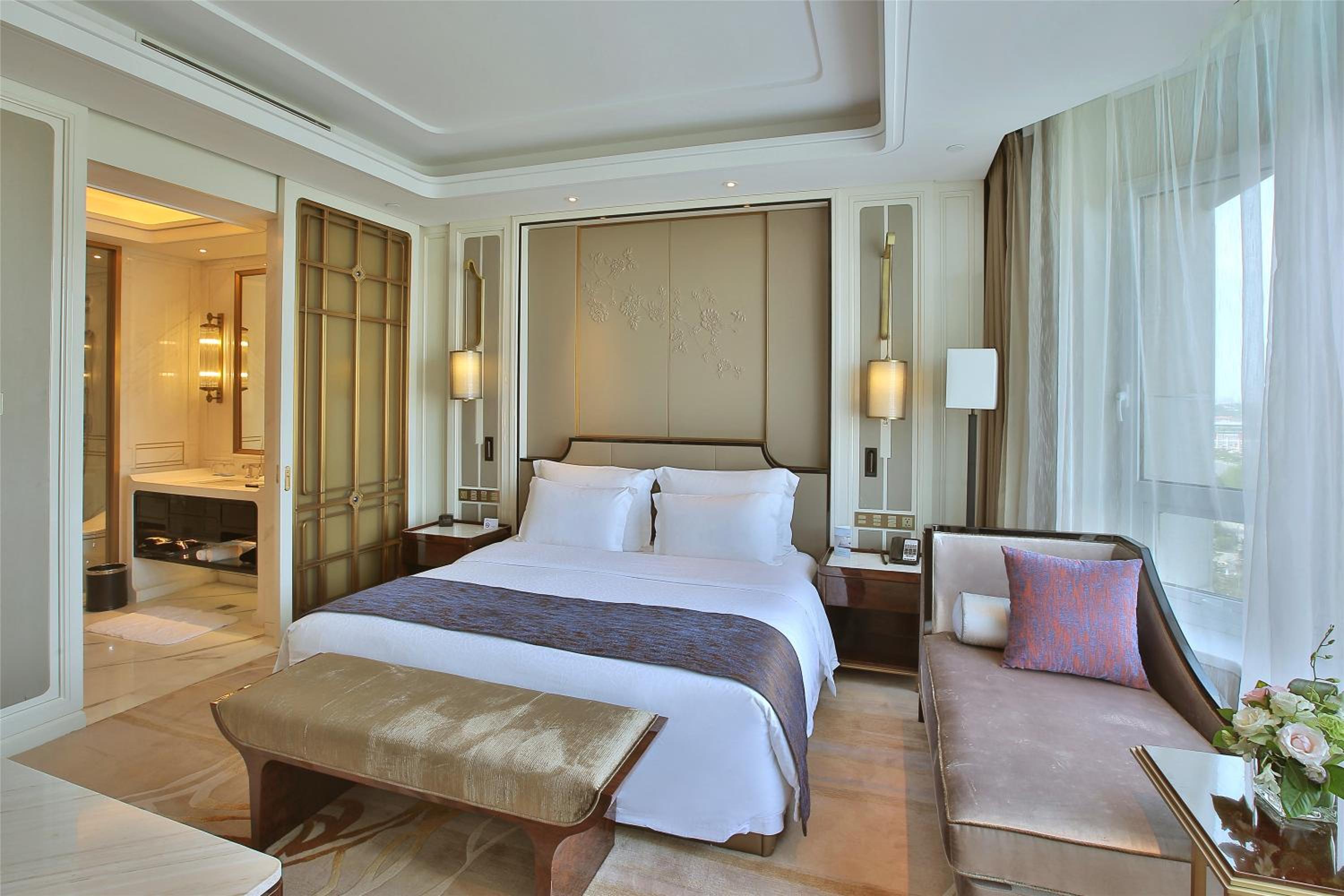 1 King Bed, Elegant Suite（inclusive First Day Mini Bar & Welcome Fruit & Cookies + Daily One Self-Service Laundry Voucher) - Photo 3