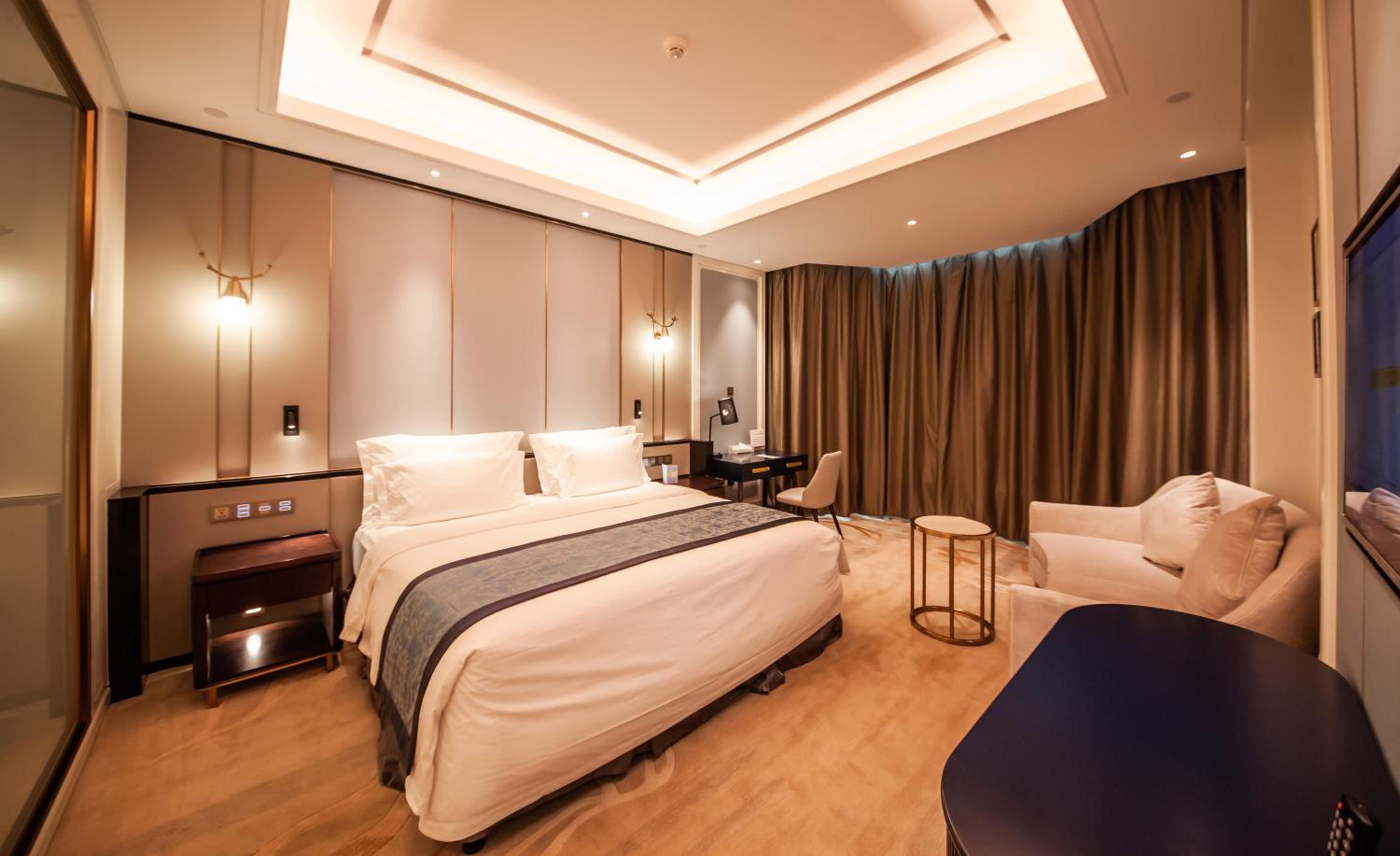 Elegant Family Suite With 2 King Bed Rooms - Photo 11