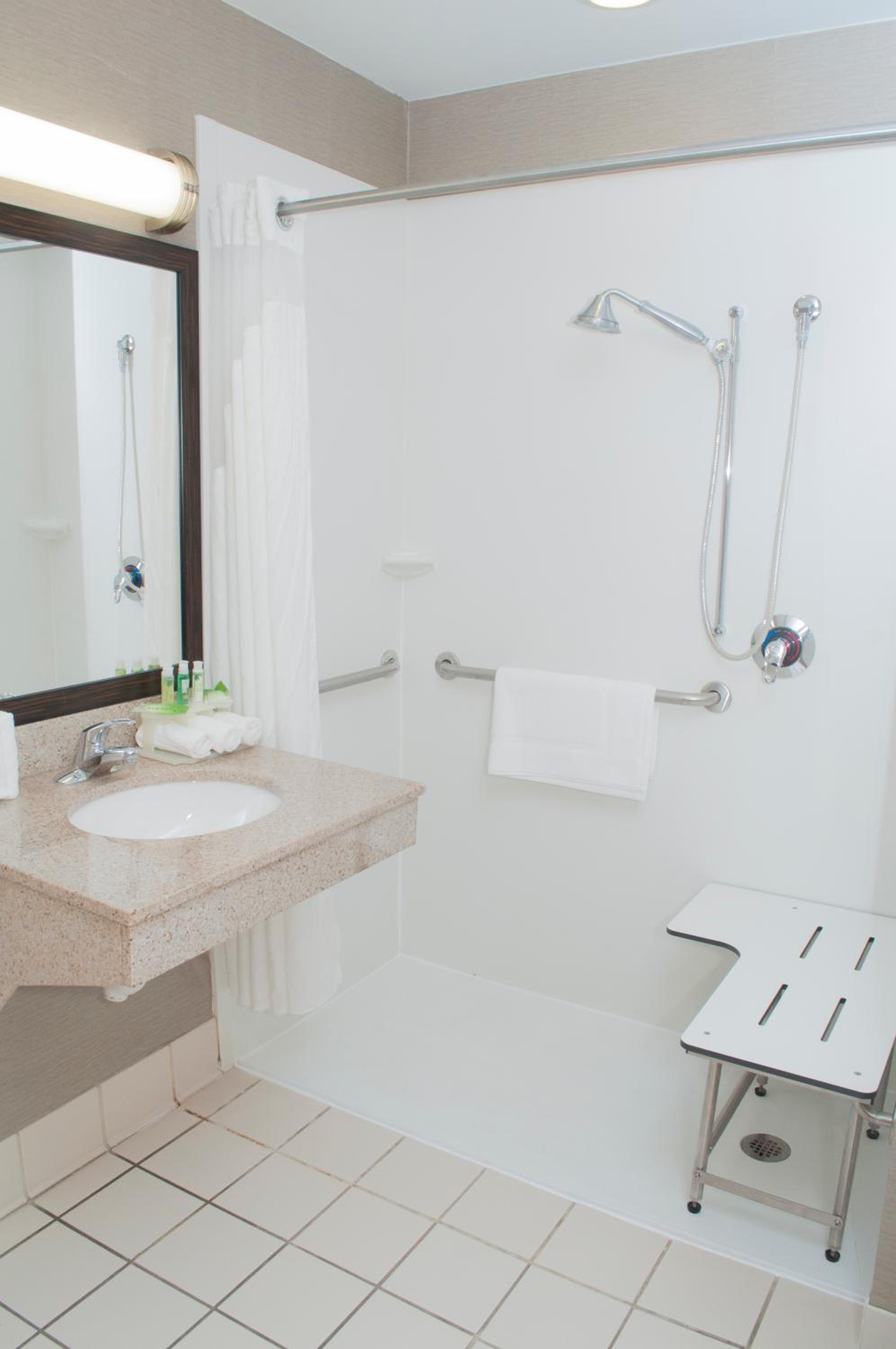 King Suite with Single Sofa Bed - Photo 3