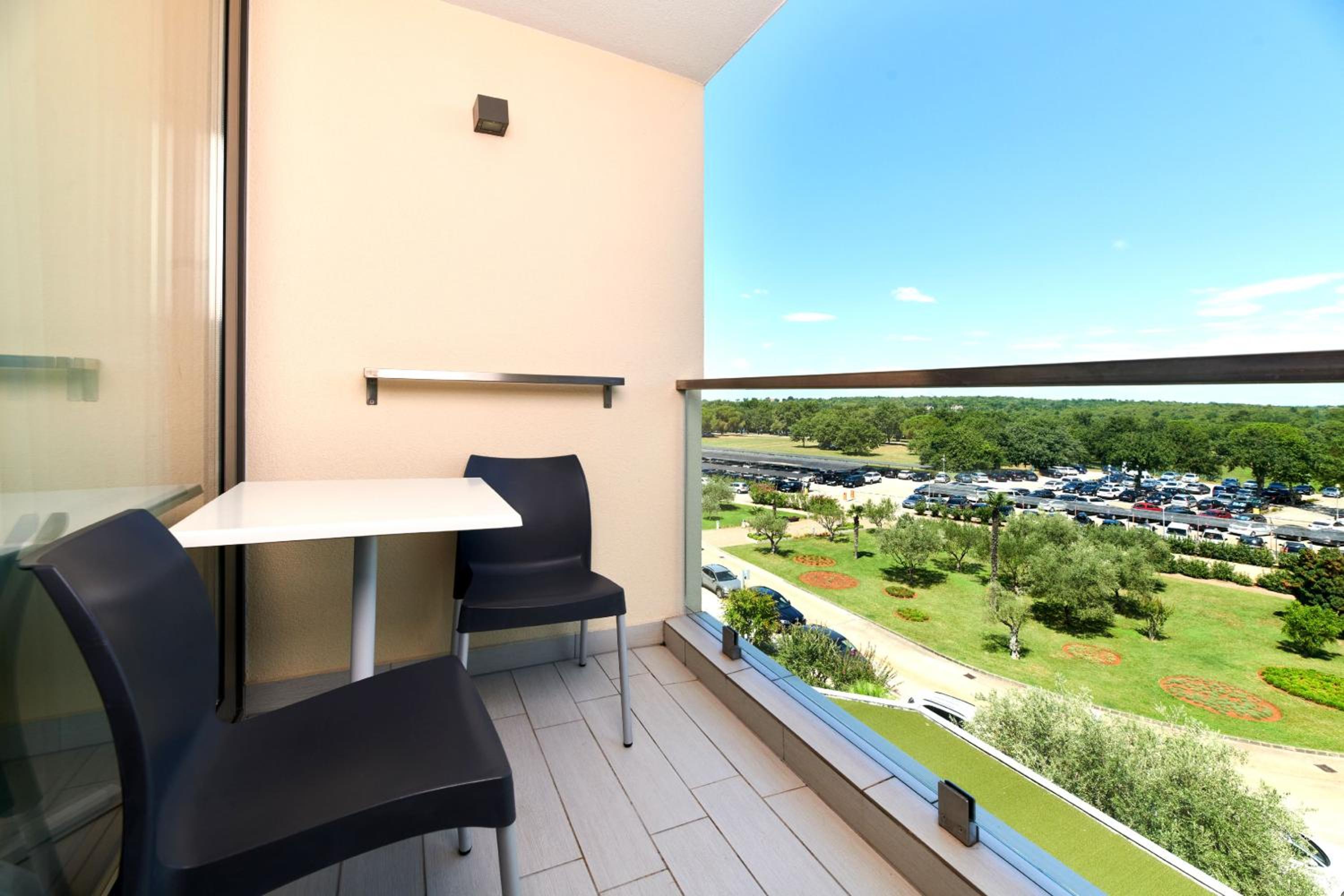 Classic Room with Balcony - Park Side - Photo 4