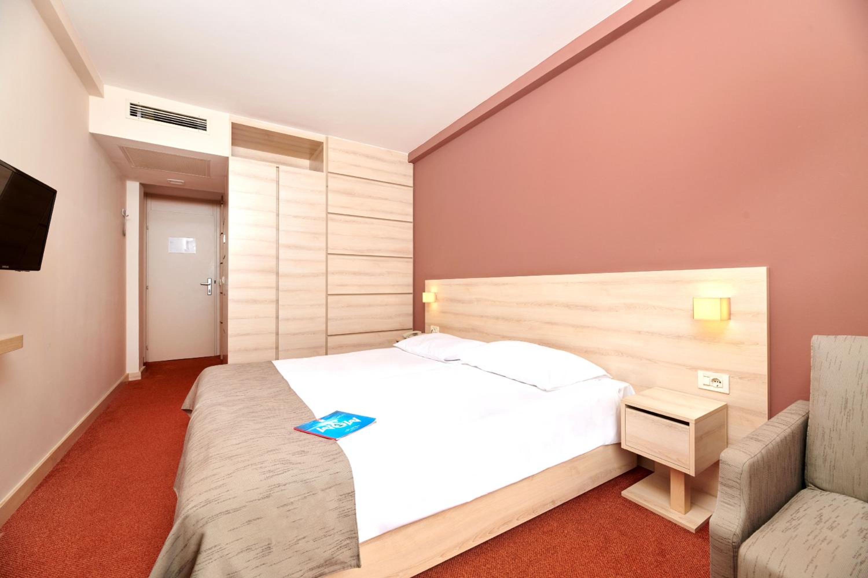 Classic Room with Sofa Bed and Balcony - Park Side photo 2