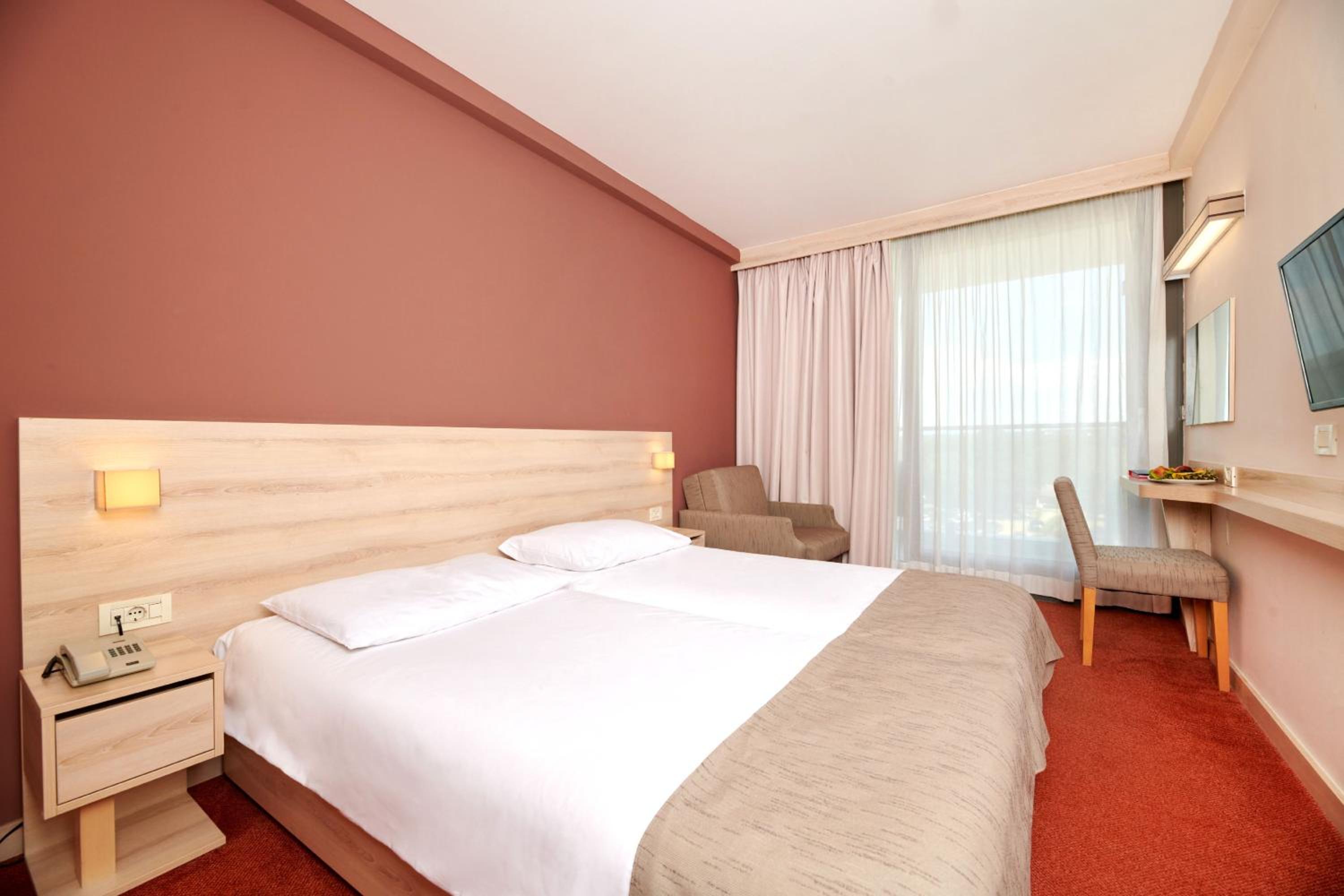 Classic Room with Sofa Bed and Balcony - Park Side