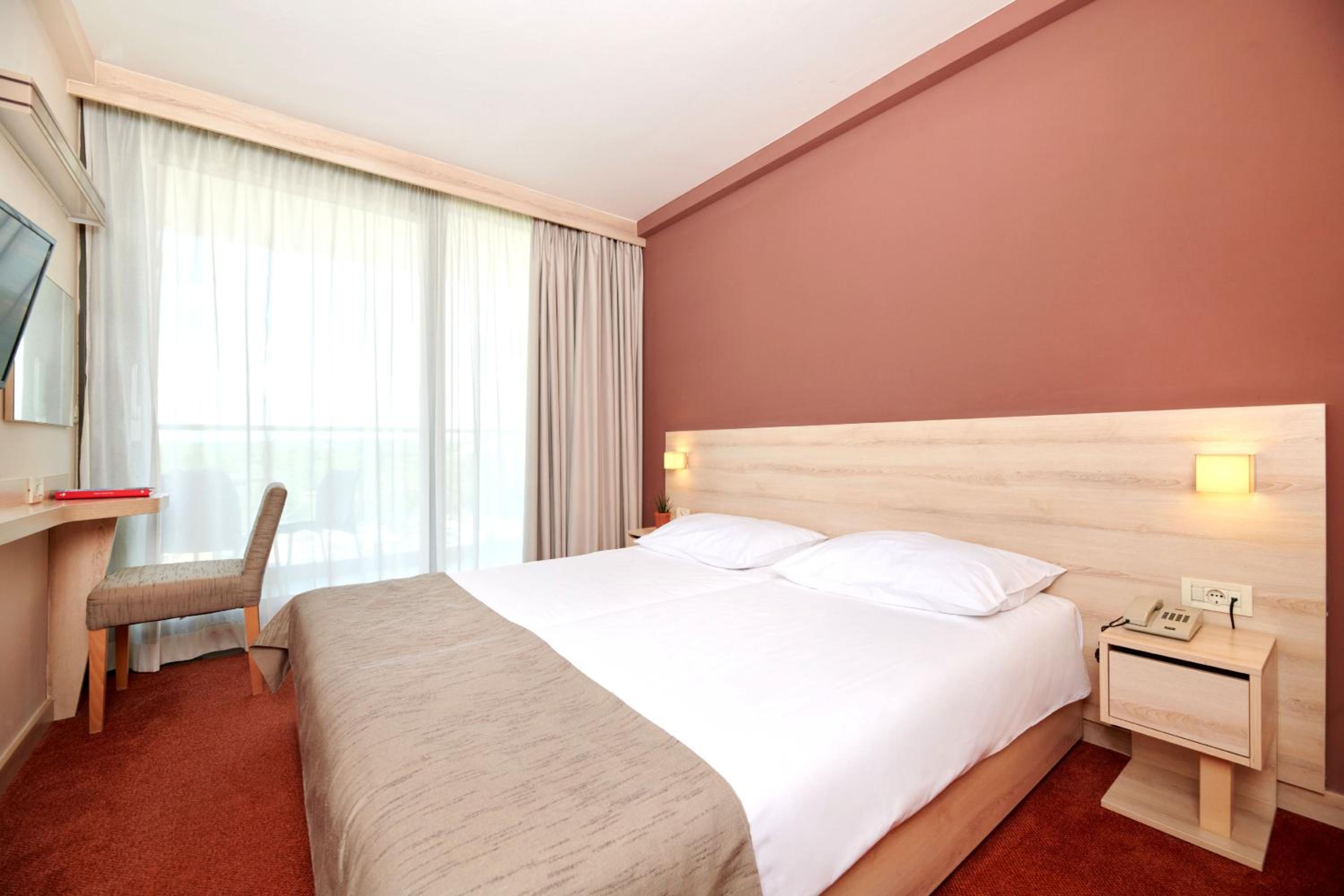Classic Room with Balcony - Park Side - Photo 3