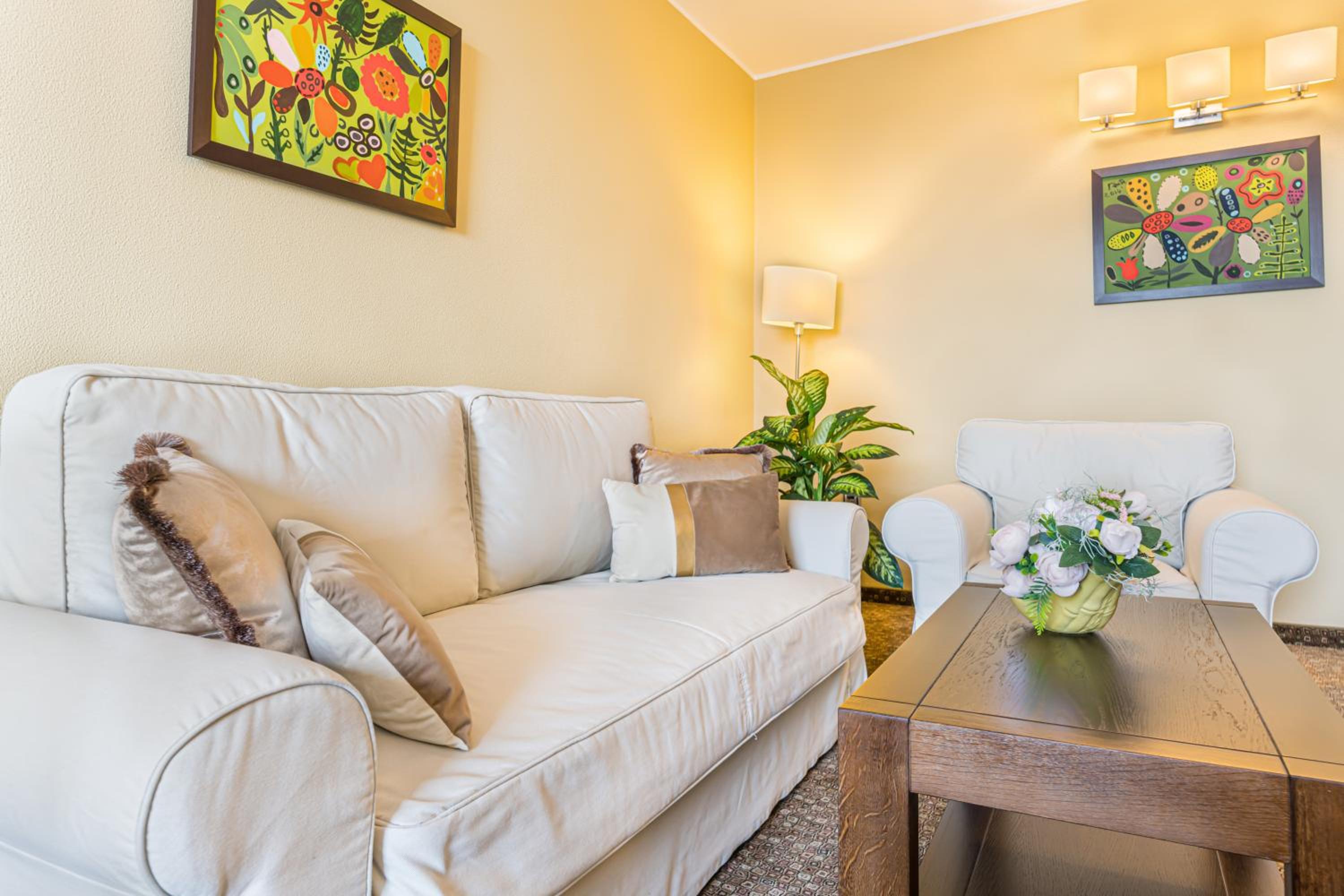 Deluxe Family Room - Photo 2
