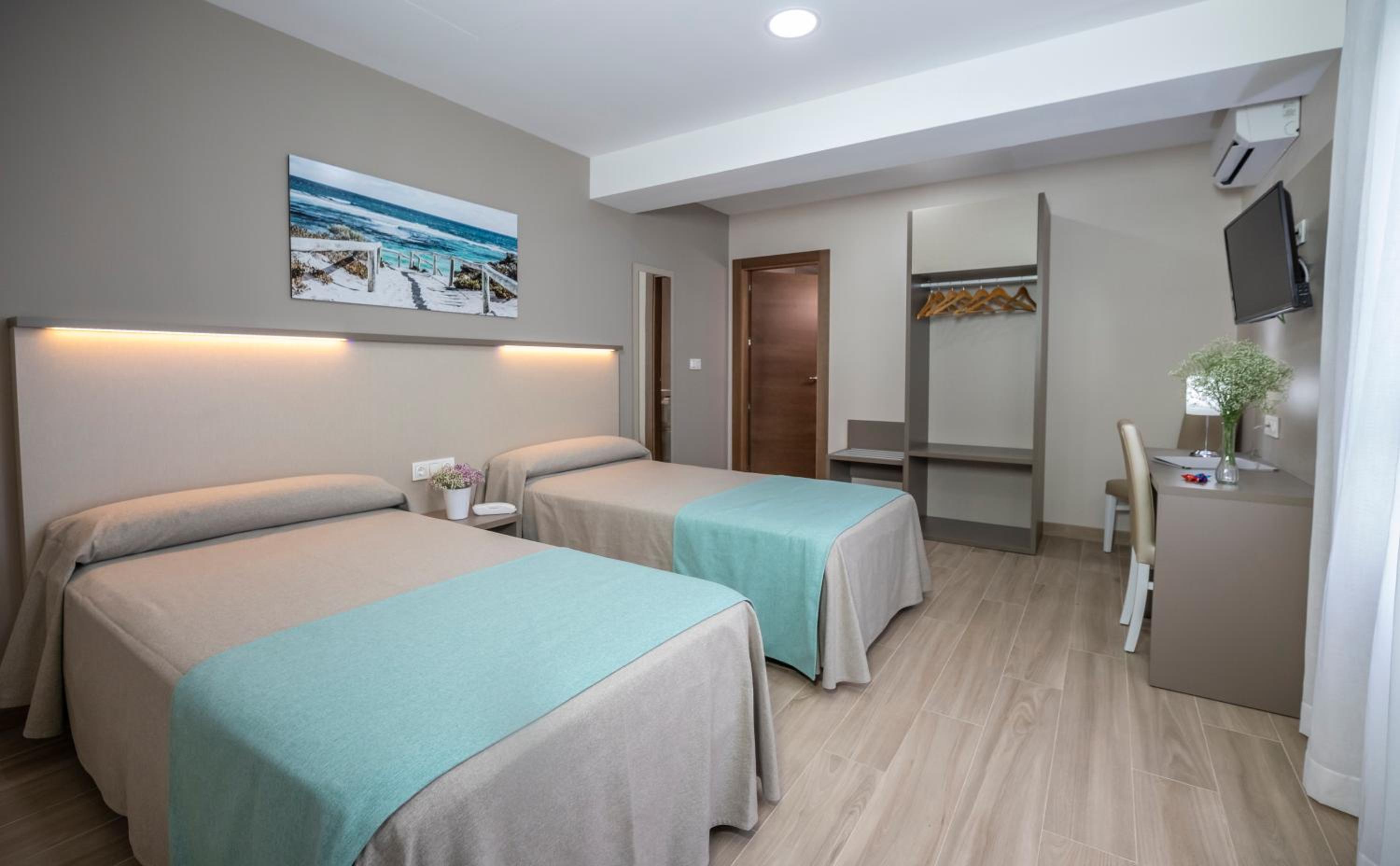 Deluxe Twin Room - Photo 1