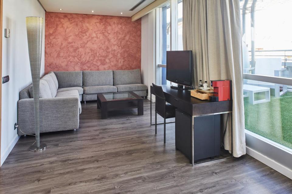 Presidential Suite with Hot Tub thumbnail 6