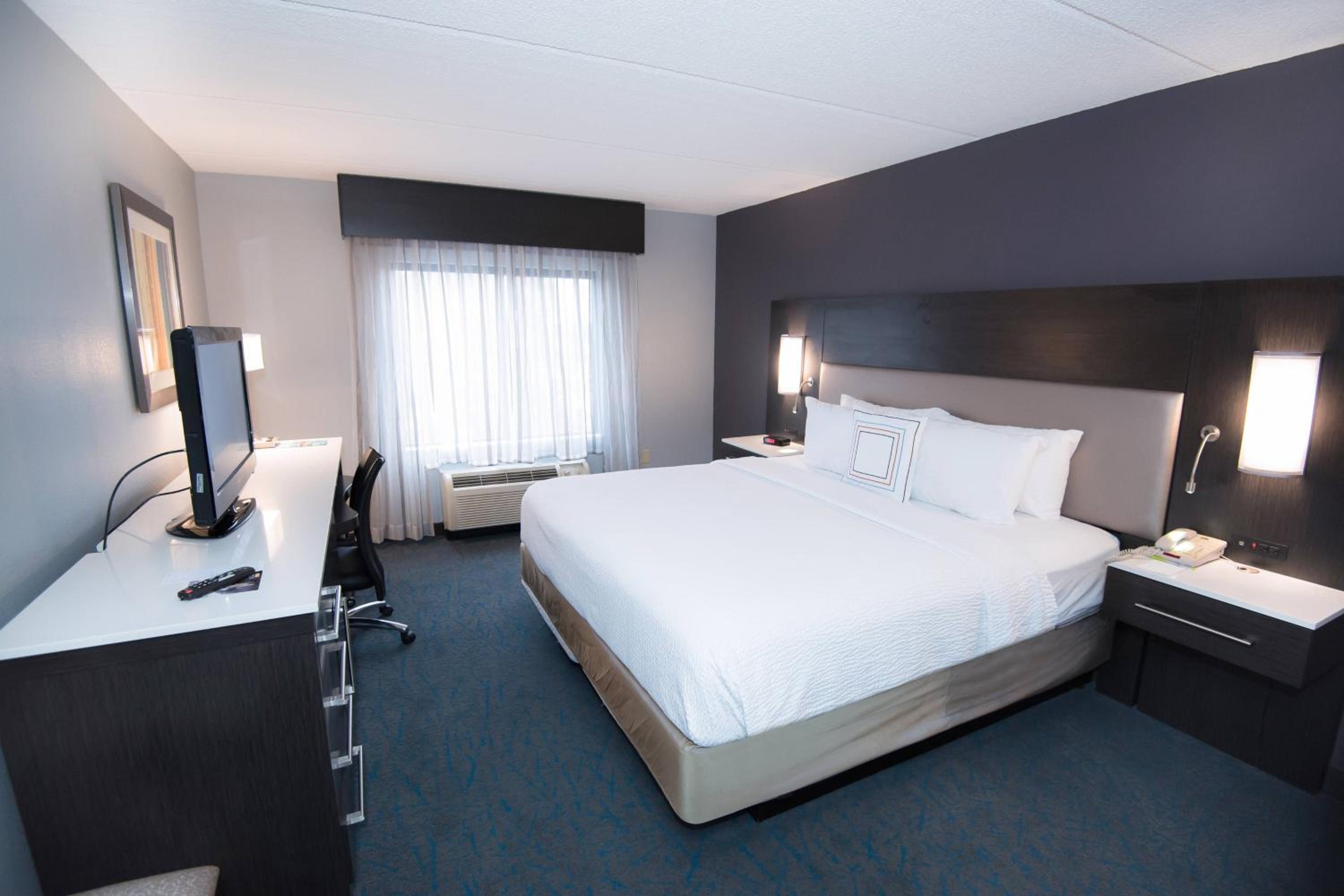 Queen Room with Roll-In Shower - Mobility Access