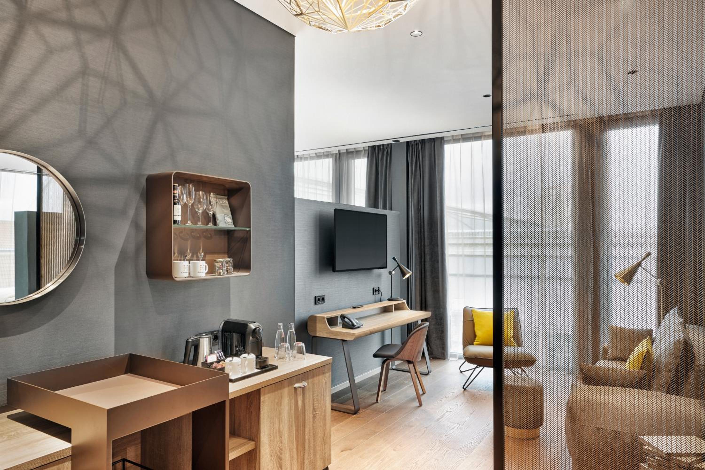 Suite - Photo 1