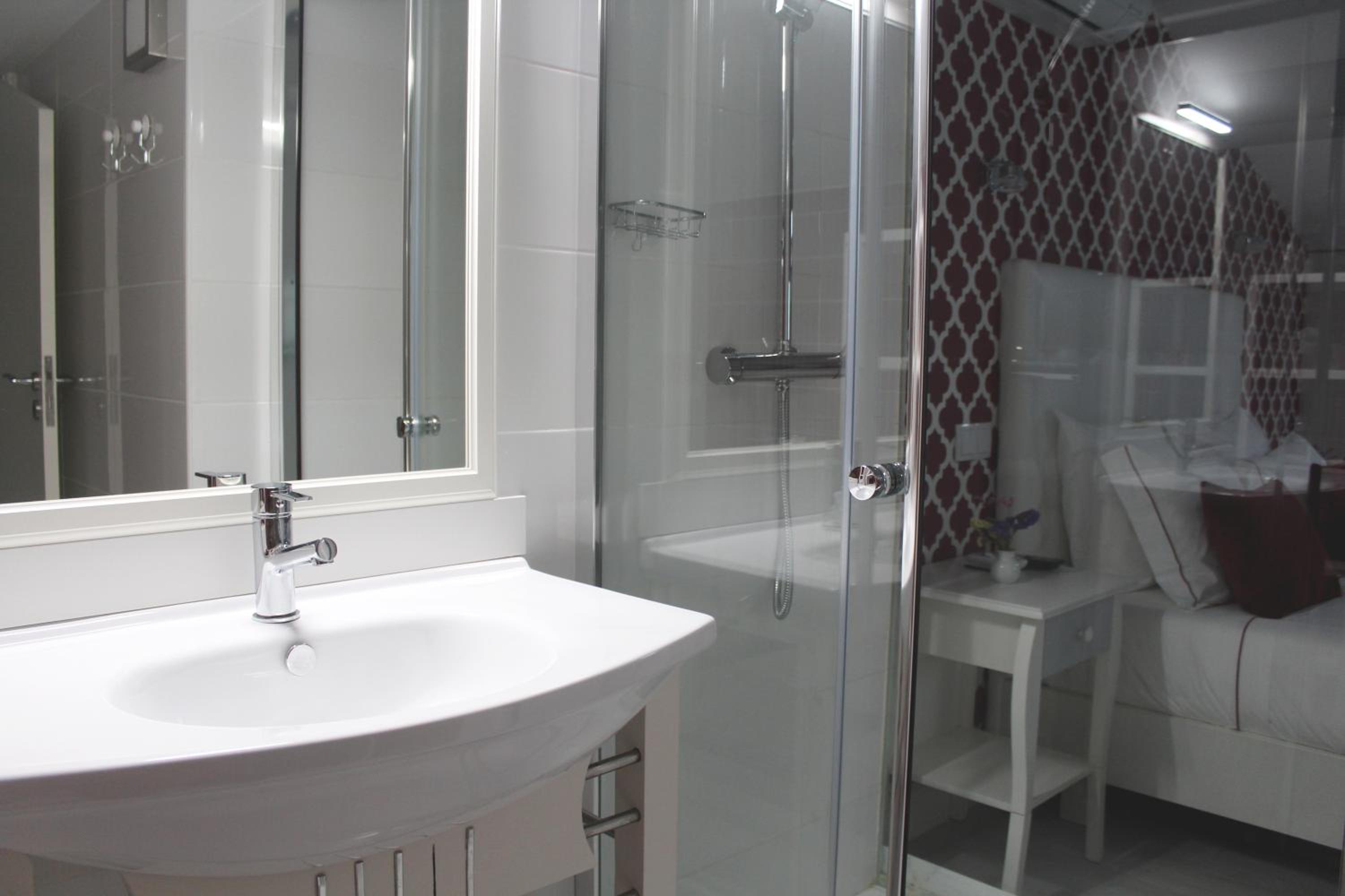 Double Room with Private Bathroom photo 2
