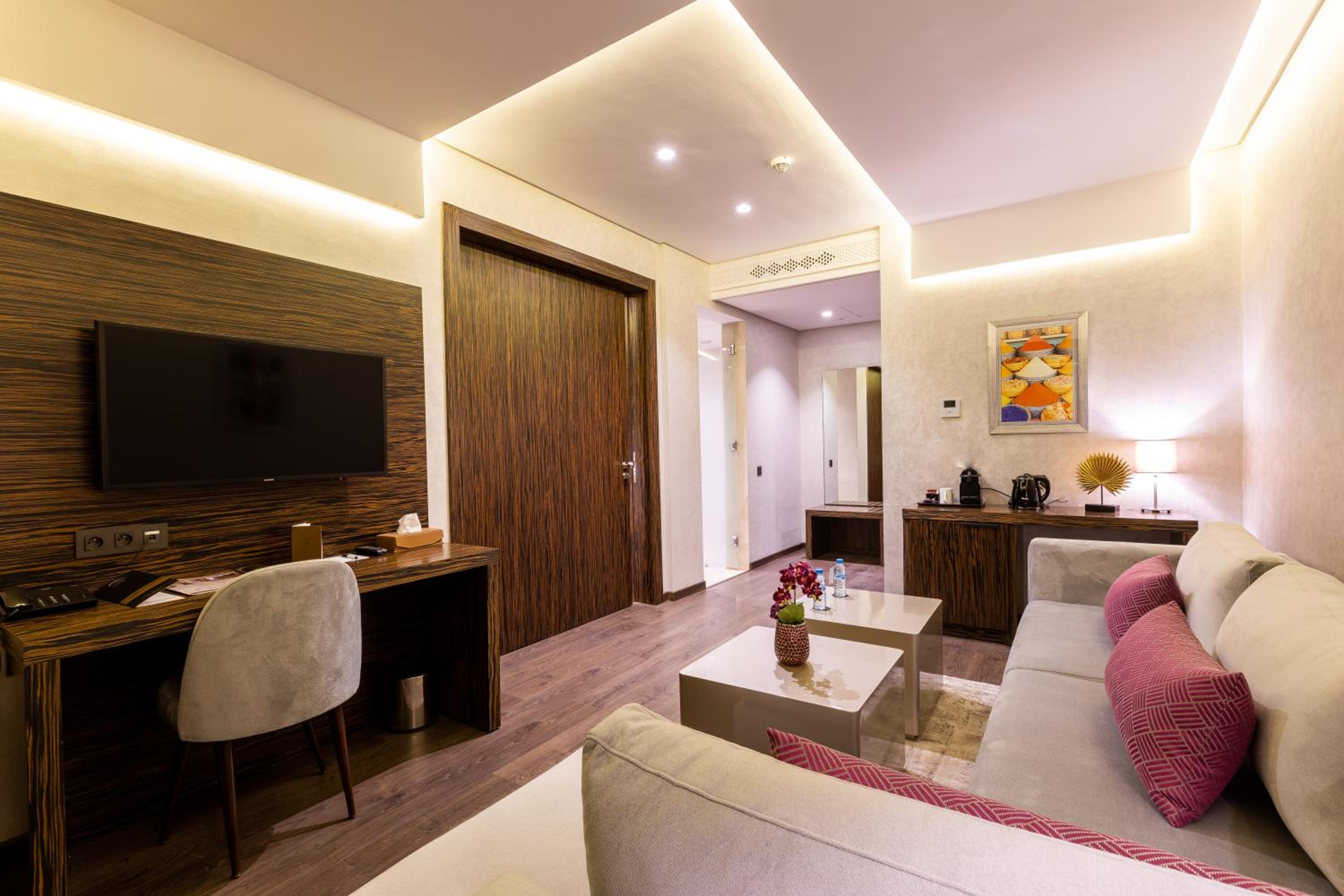 Deluxe King Suite - Photo 17