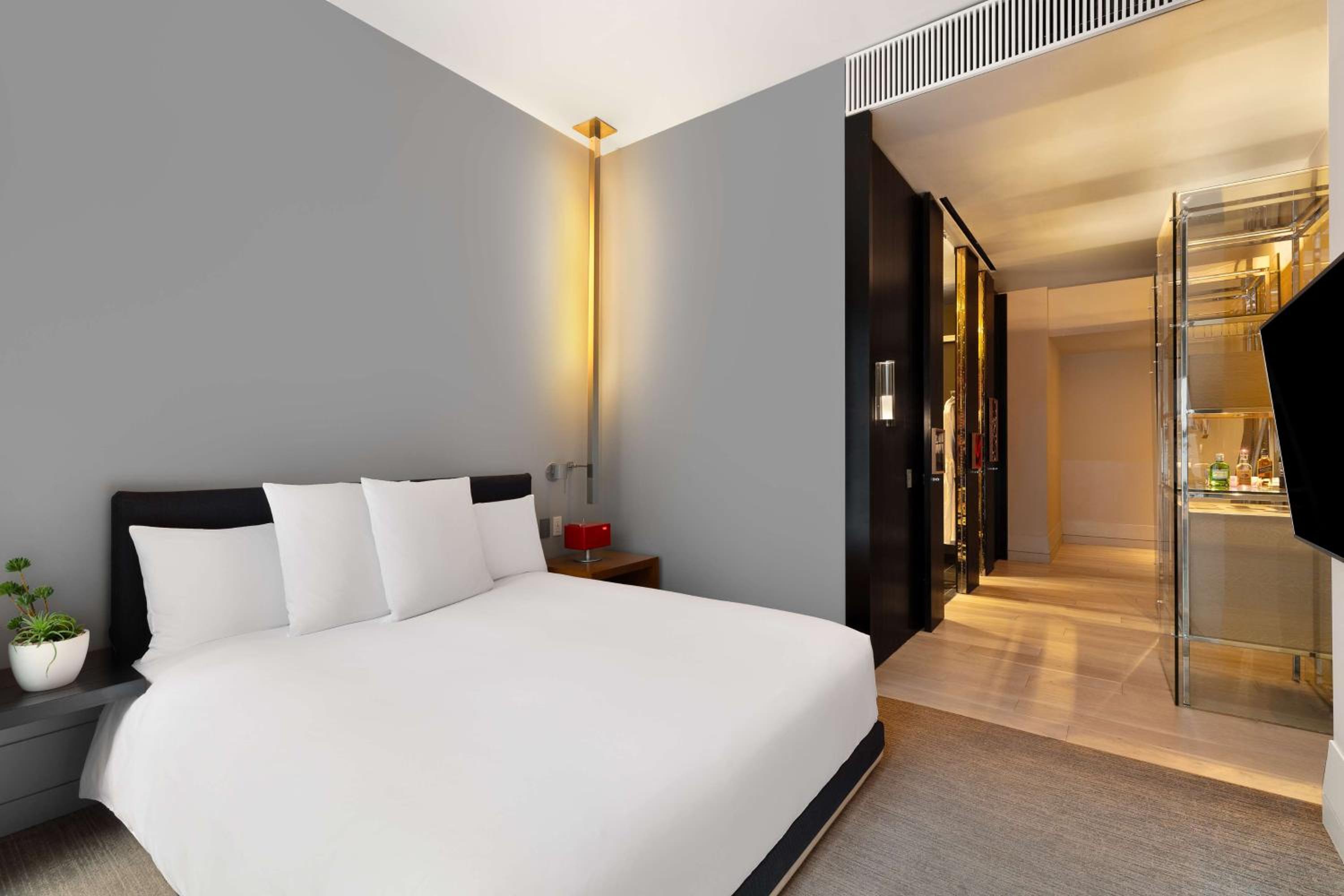 Deluxe King Room with City View