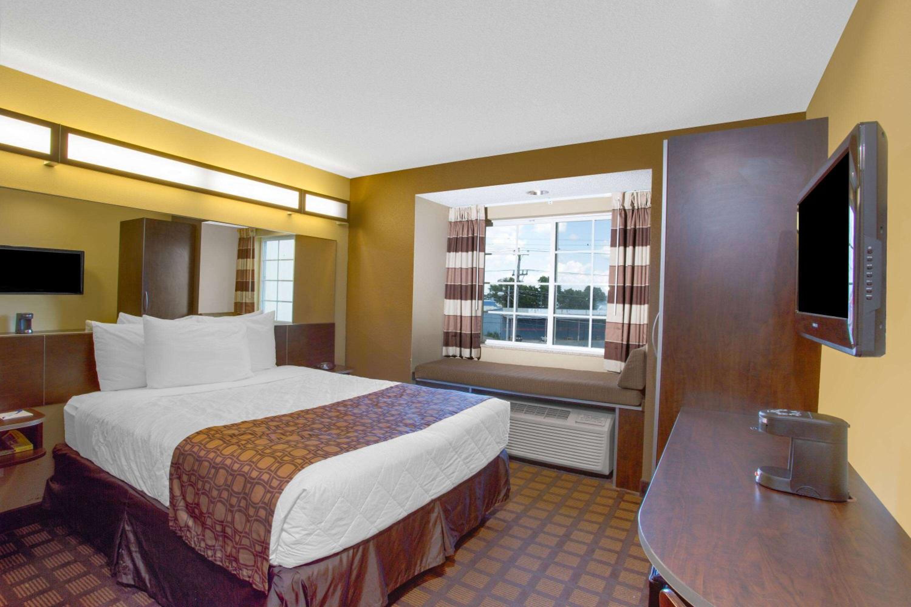 Queen Room - Non-Smoking - Photo 1