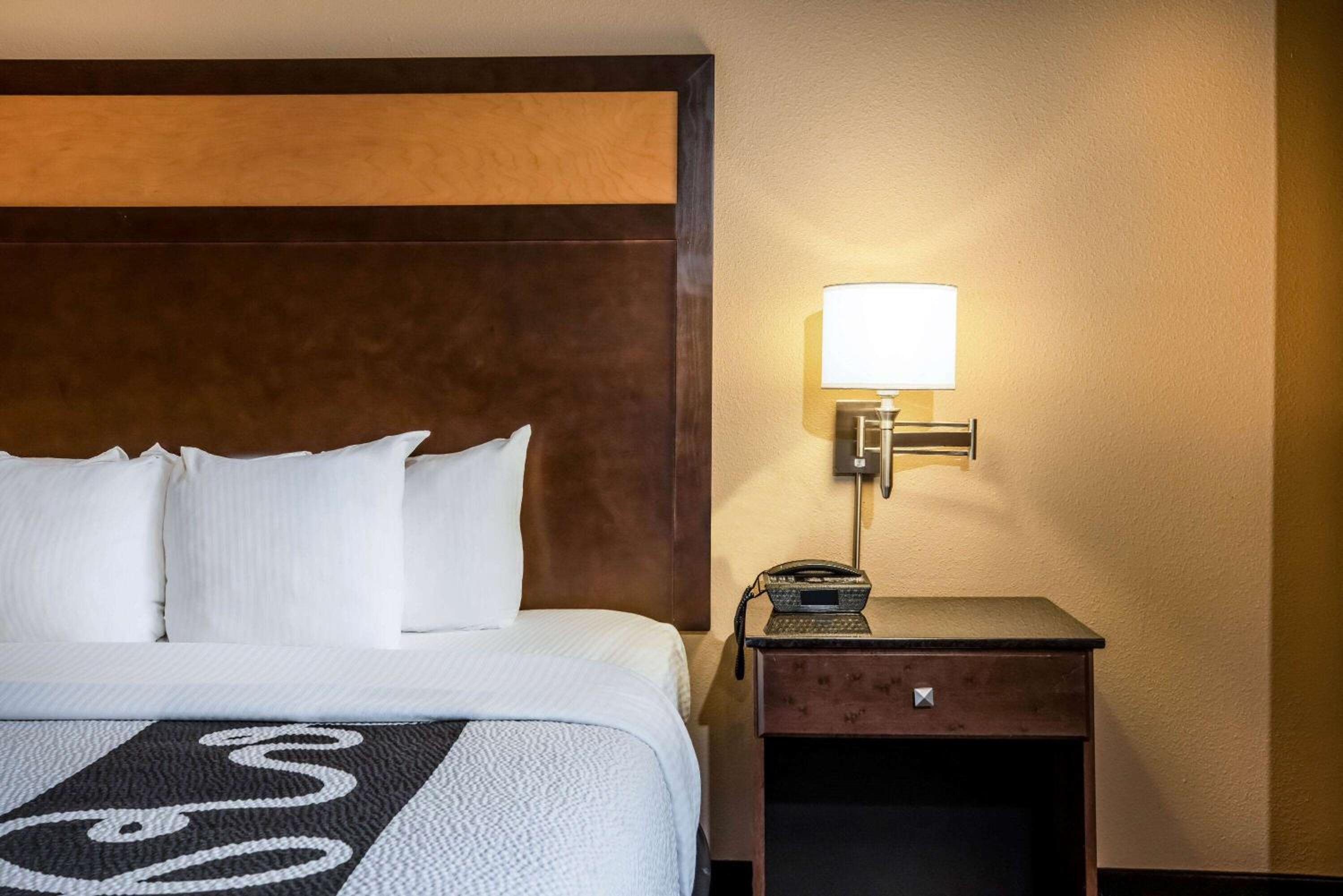 Deluxe King Room - Photo 2