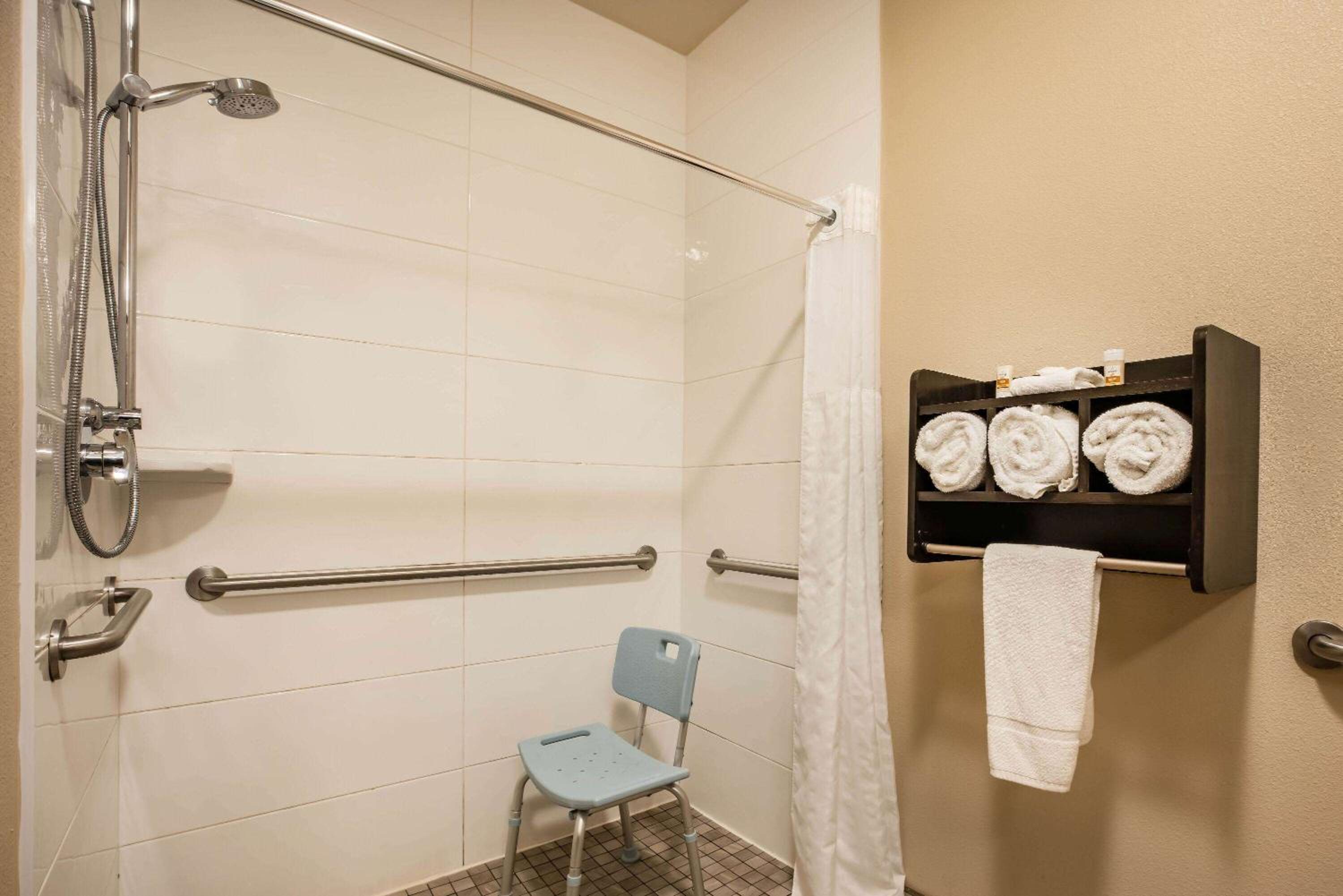 Queen Room with Two Queen Beds and Park View - Mobility Access/Non-Smoking - Photo 4