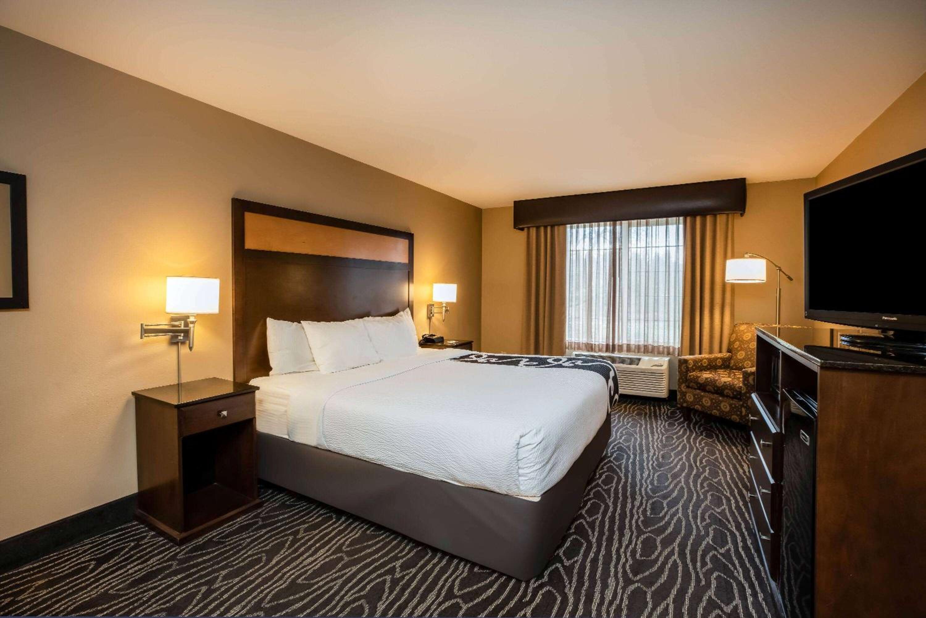 Deluxe King Room - Photo 4