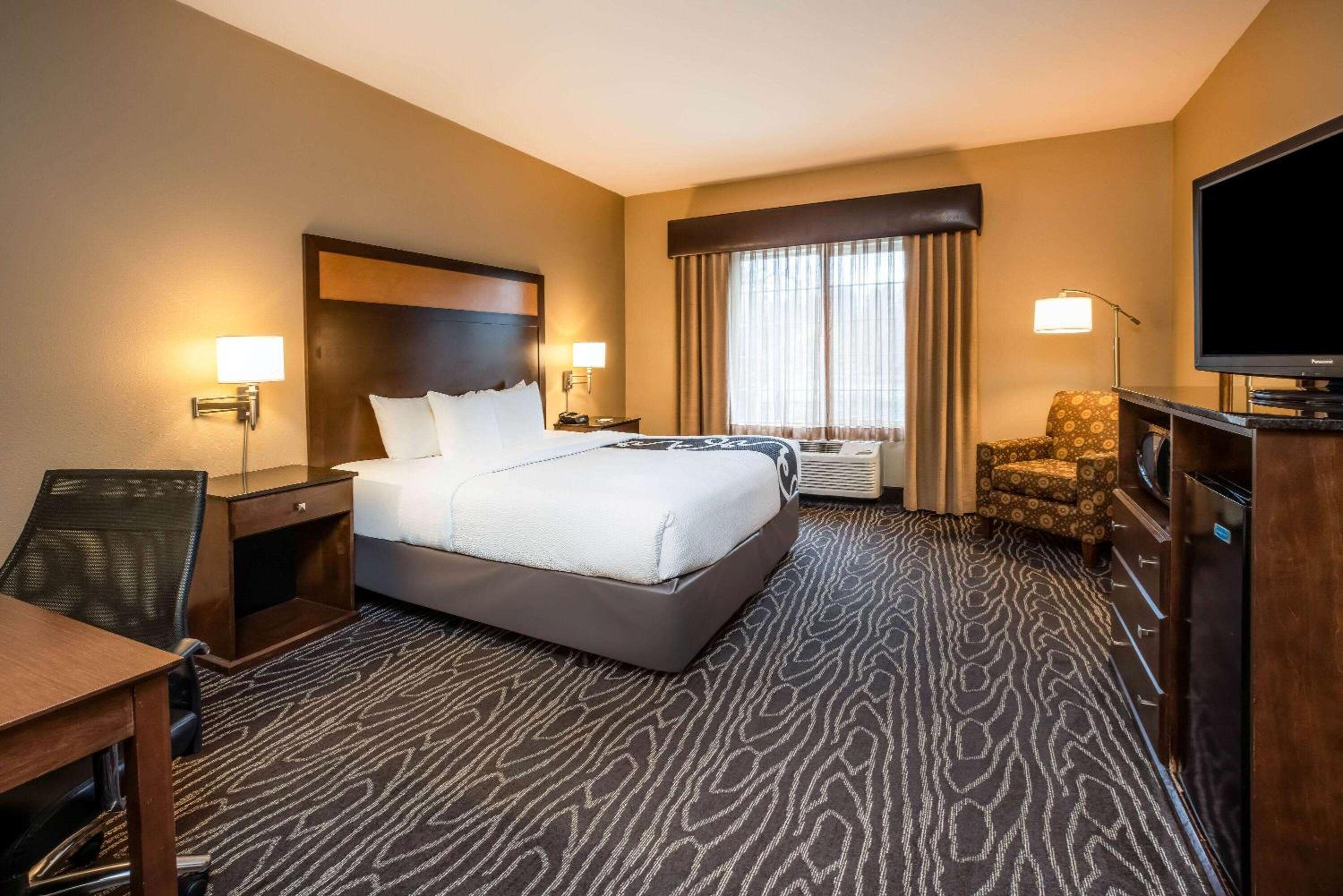 Deluxe King Room - Photo 5
