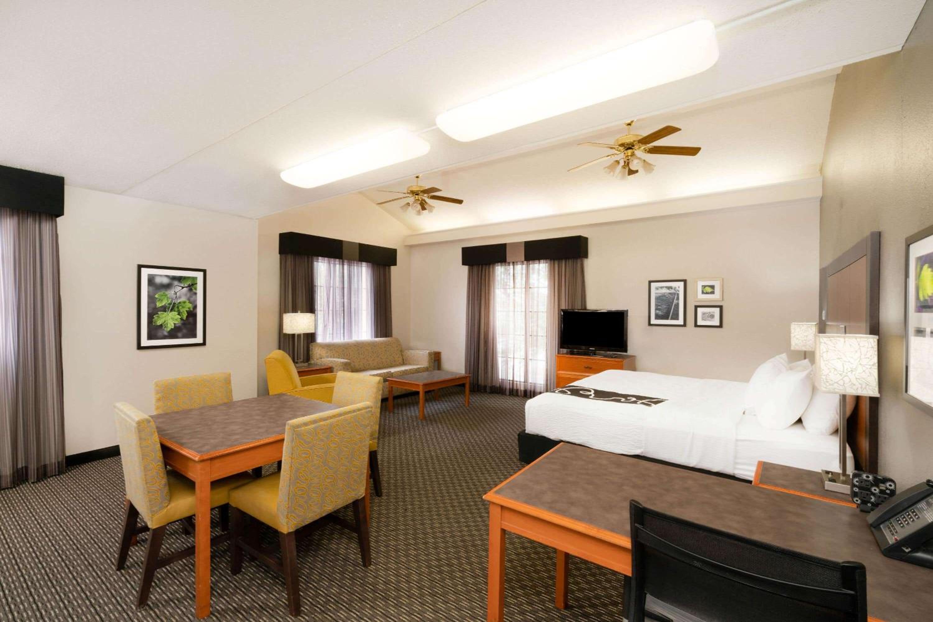 King Studio Suite - Non-Smoking - Photo 5