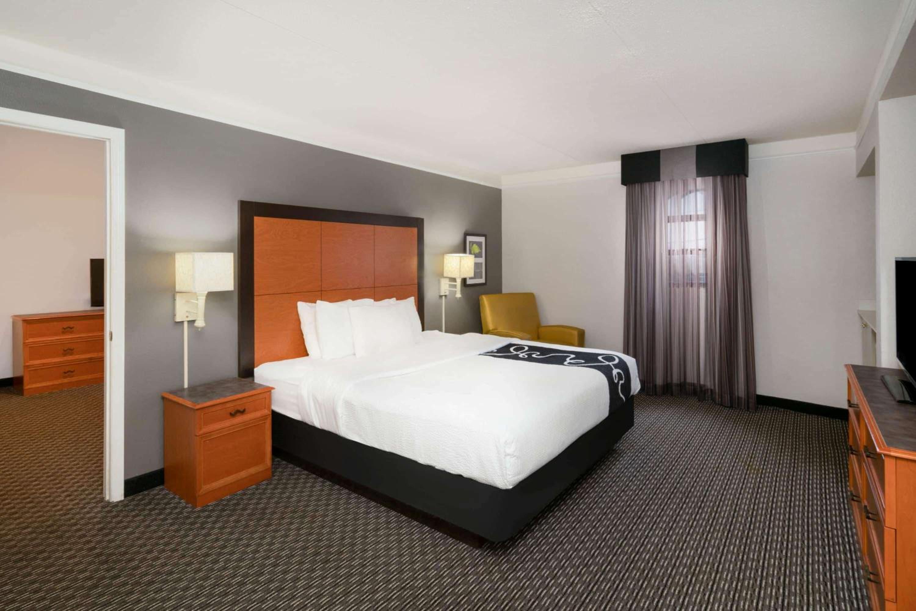 One-Bedroom King Suite - Non-Smoking - Photo 5