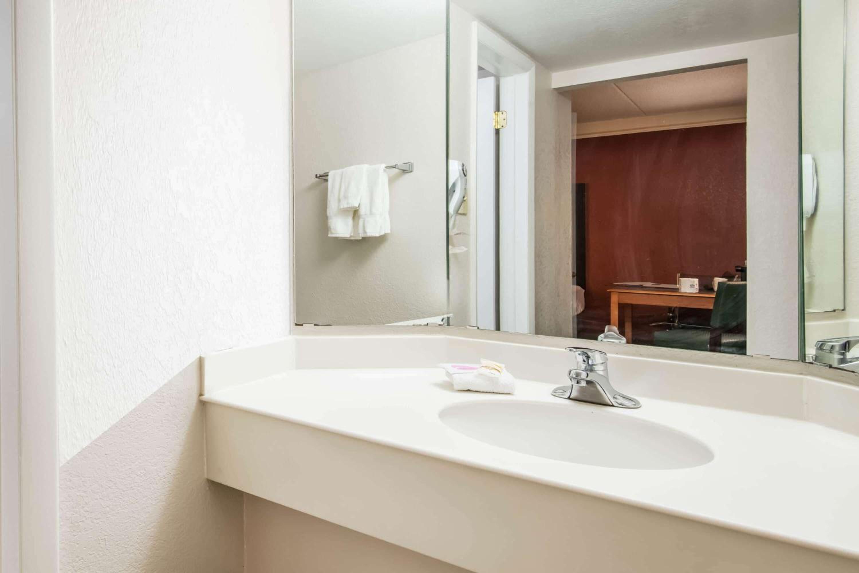Premier Room with Two Double Beds - Photo 3