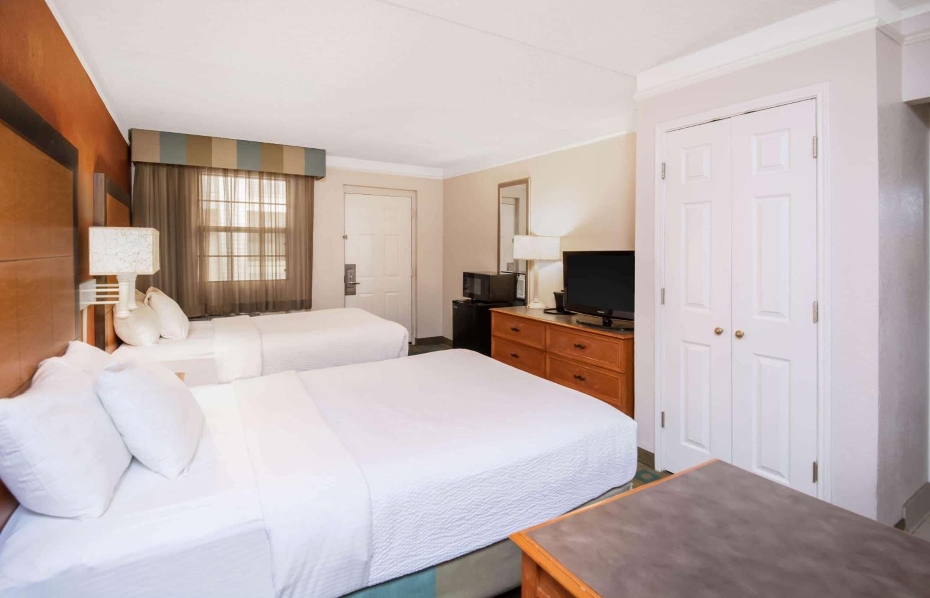 Premier Room with Two Double Beds - Photo 2