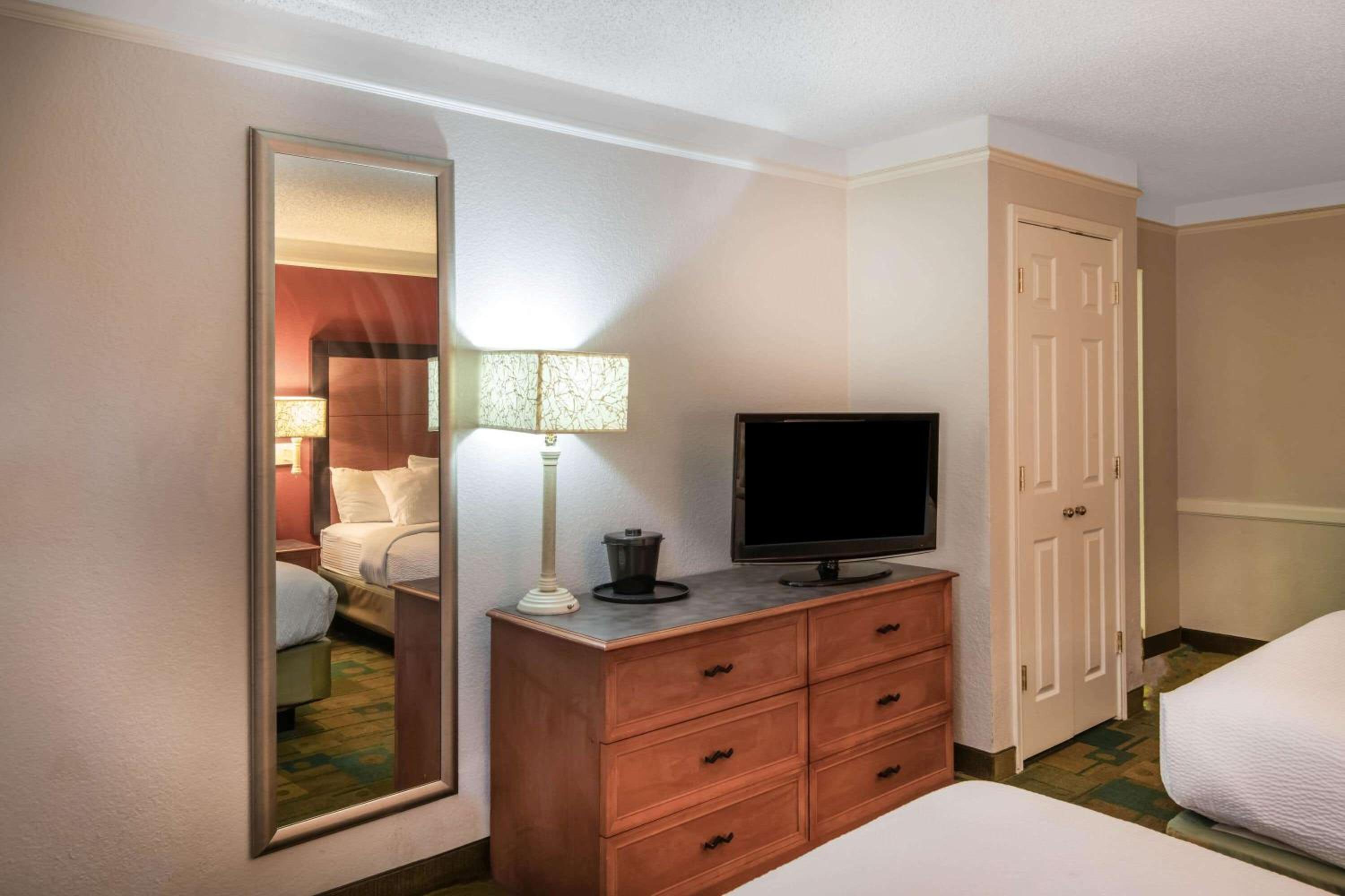Premier Room with Two Double Beds - Photo 5