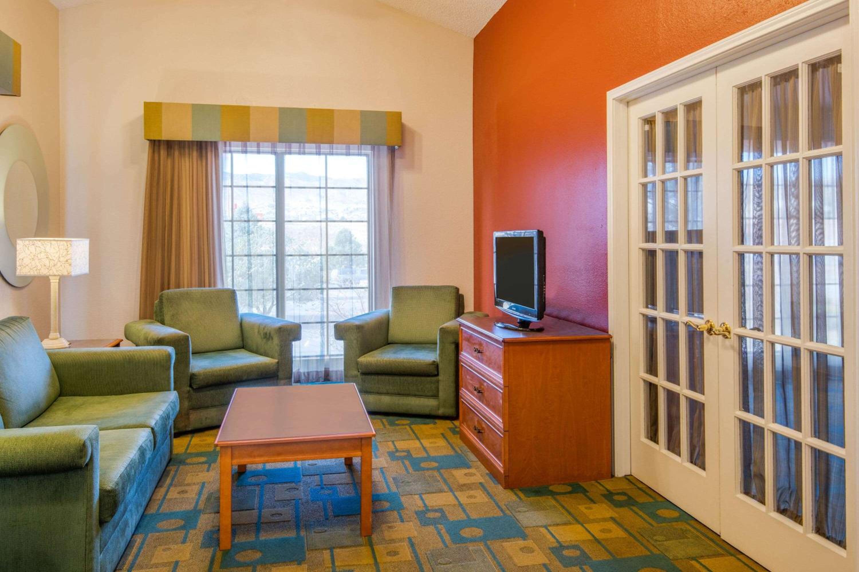 King Suite - Non-Smoking - Photo 1