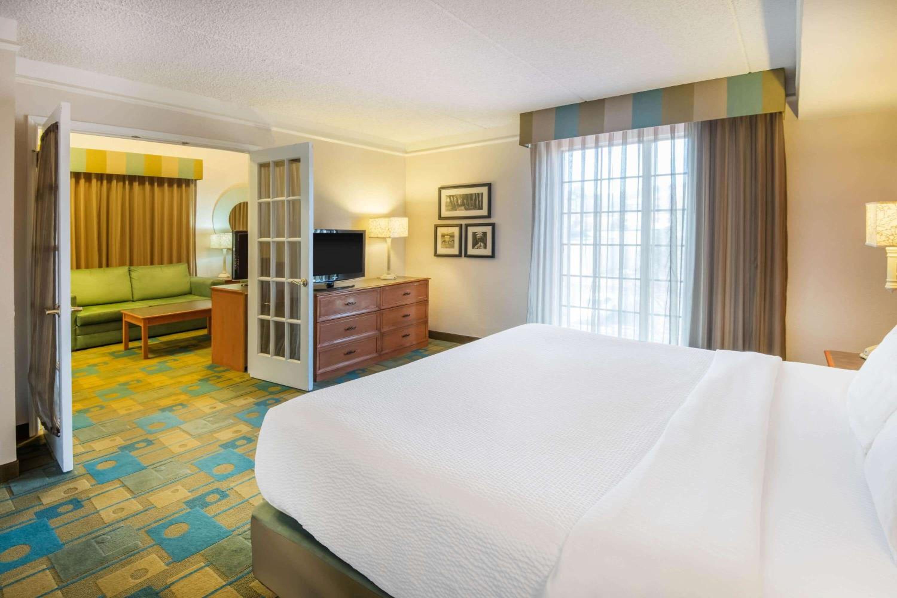 King Suite - Non-Smoking - Photo 2