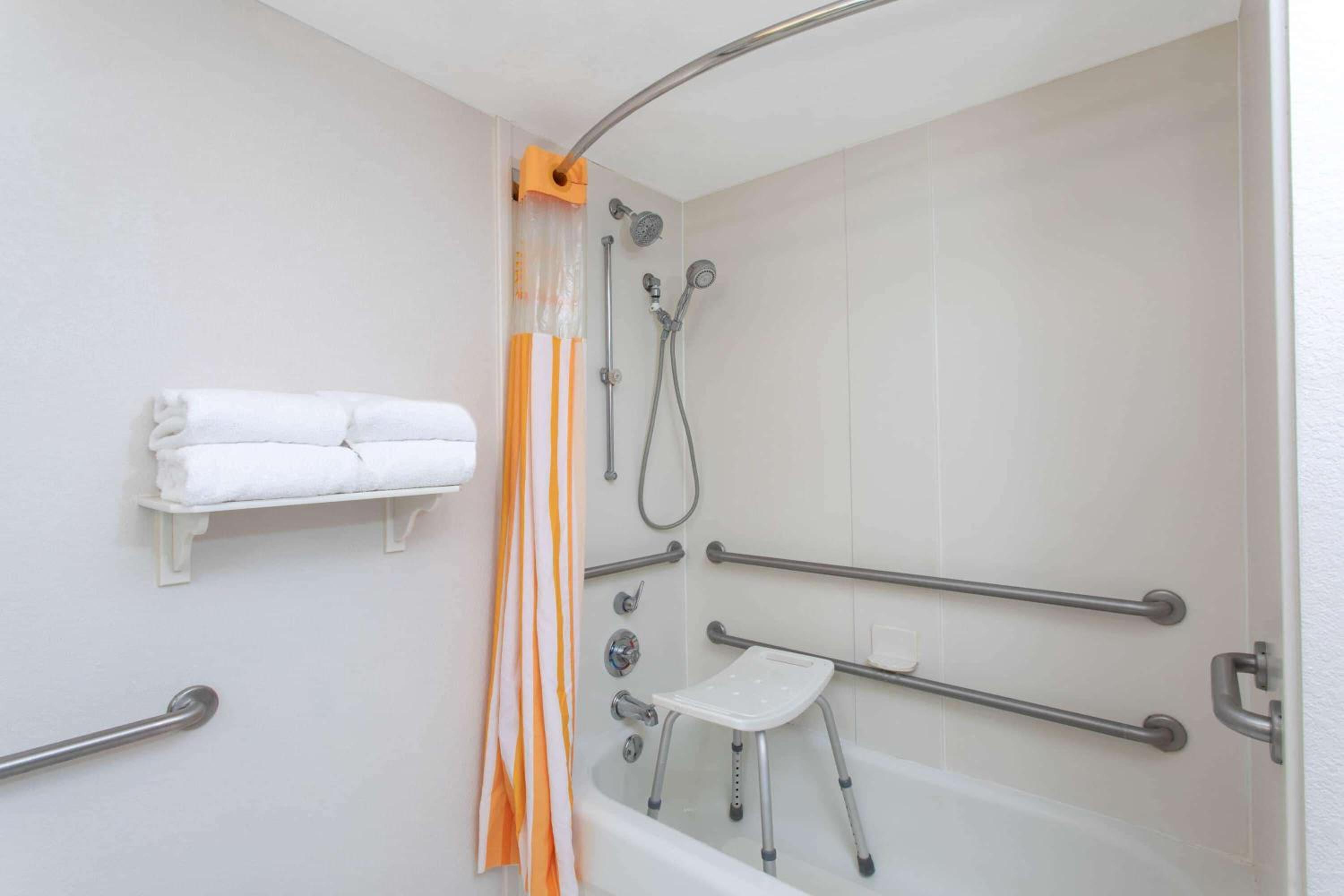 King Room - Mobility Access/Non-Smoking photo 2