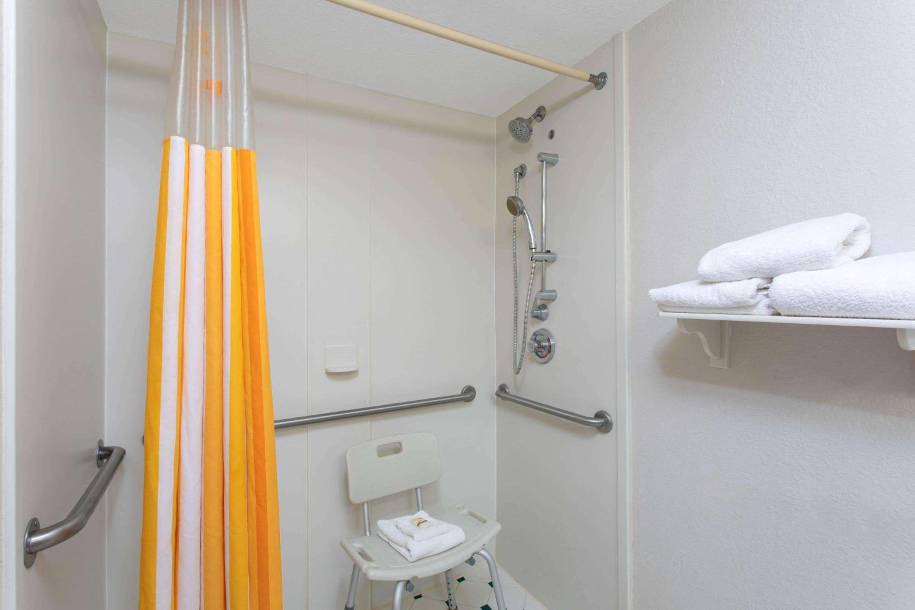 Double Room with Two Double Beds - Disability Access photo 3