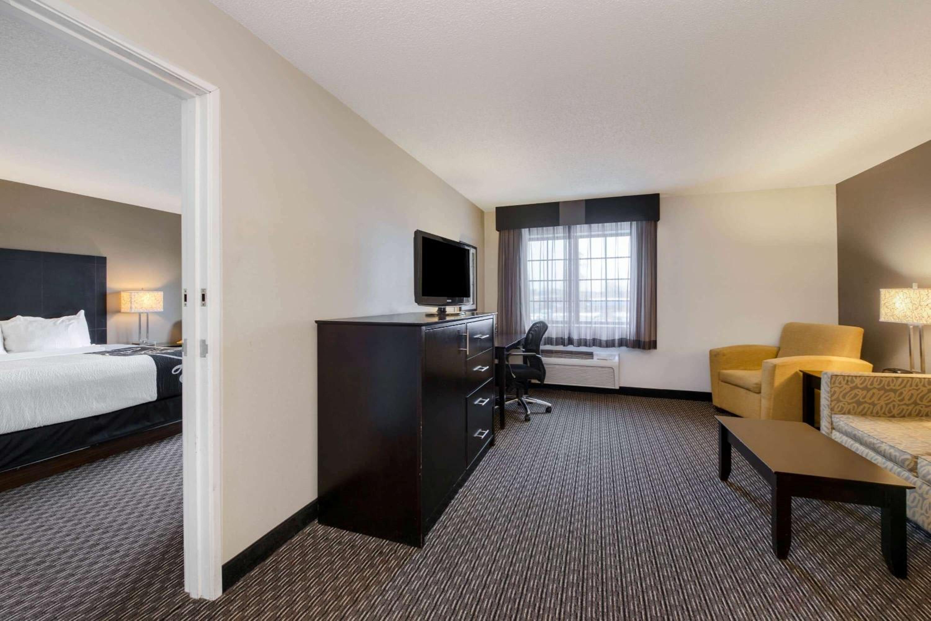 One-Bedroom King Suite - Non-Smoking photo 3