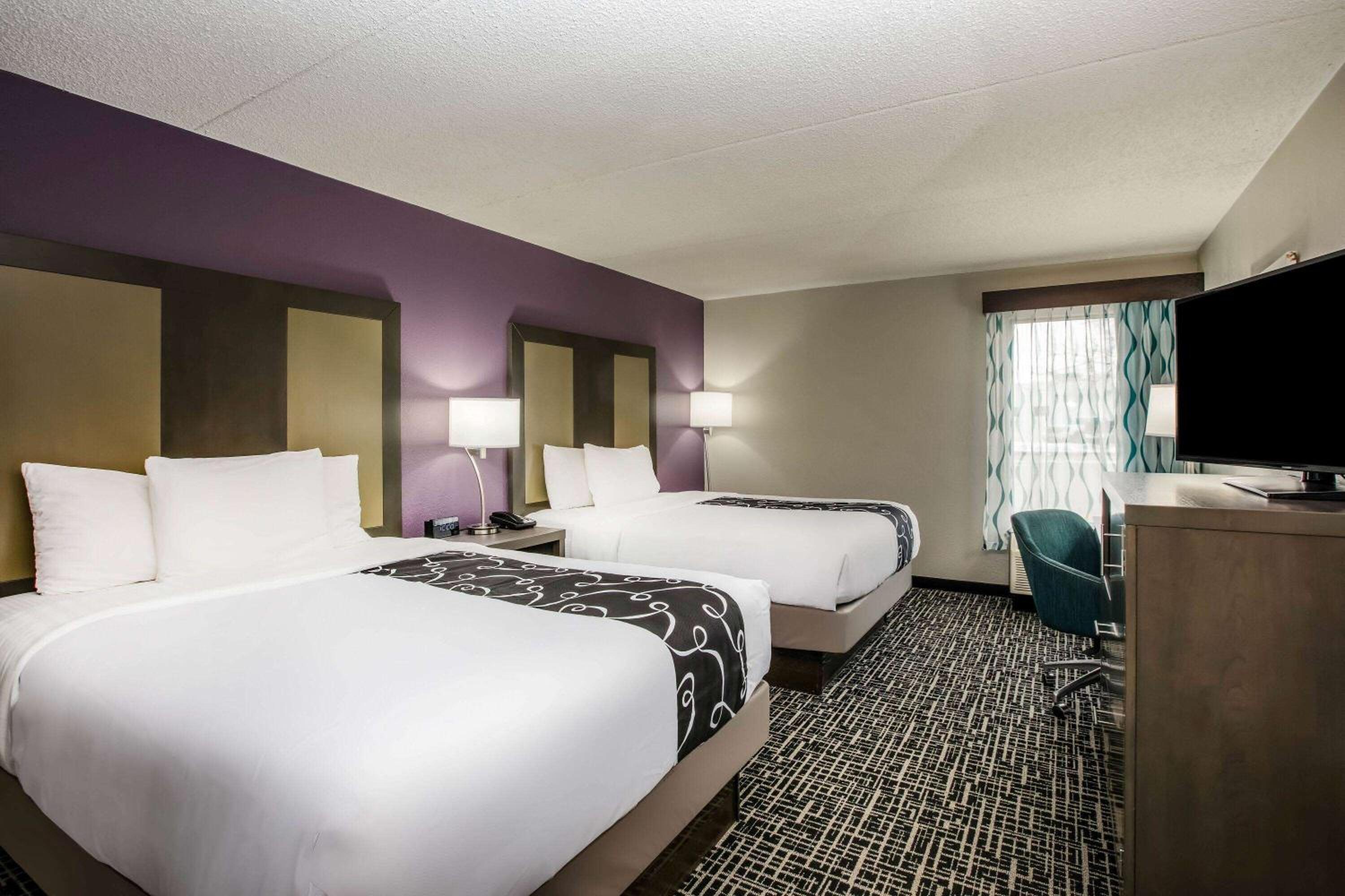 Deluxe Queen Room with Two Queen Beds - Photo 11
