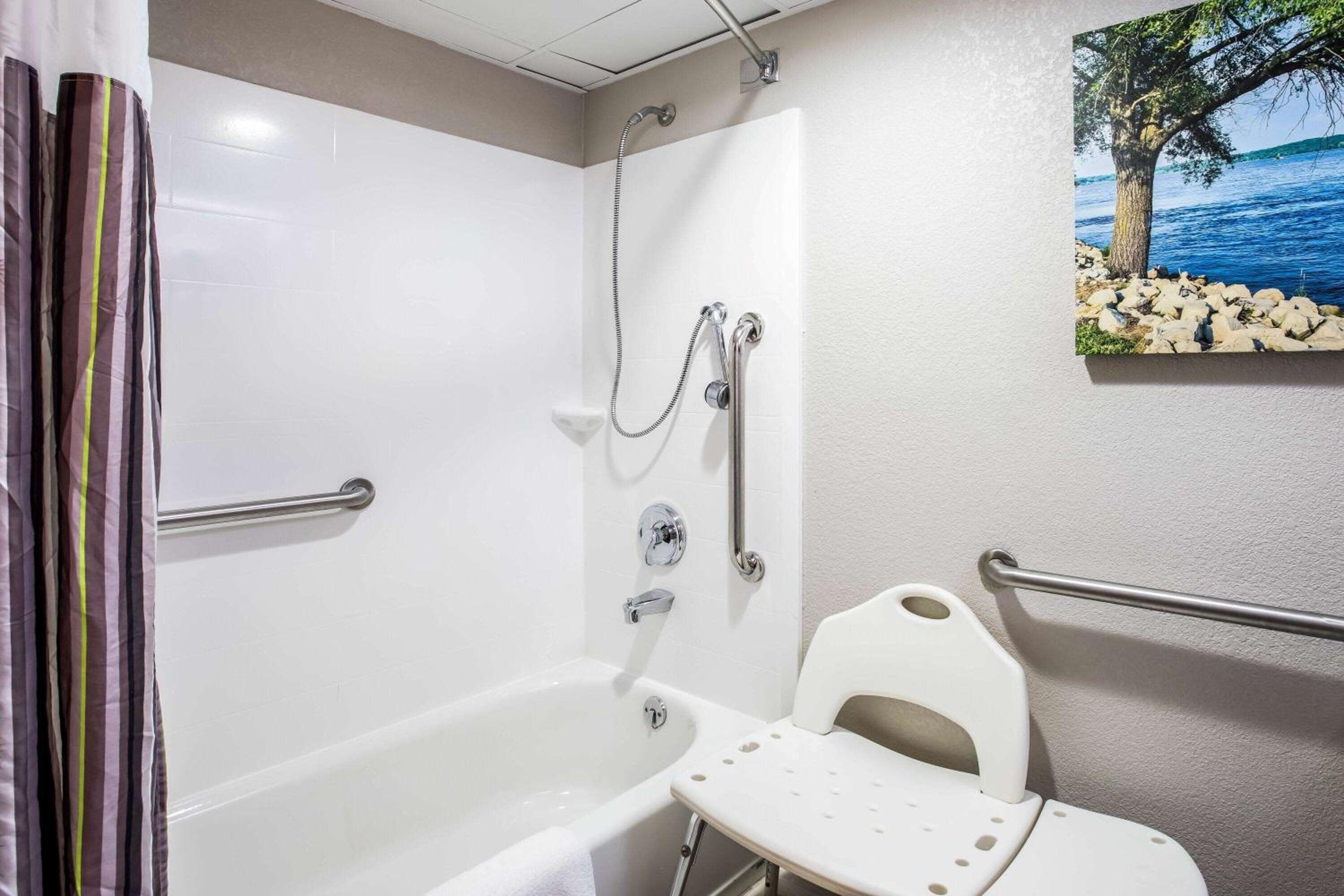 Accessible King Room - Photo 6