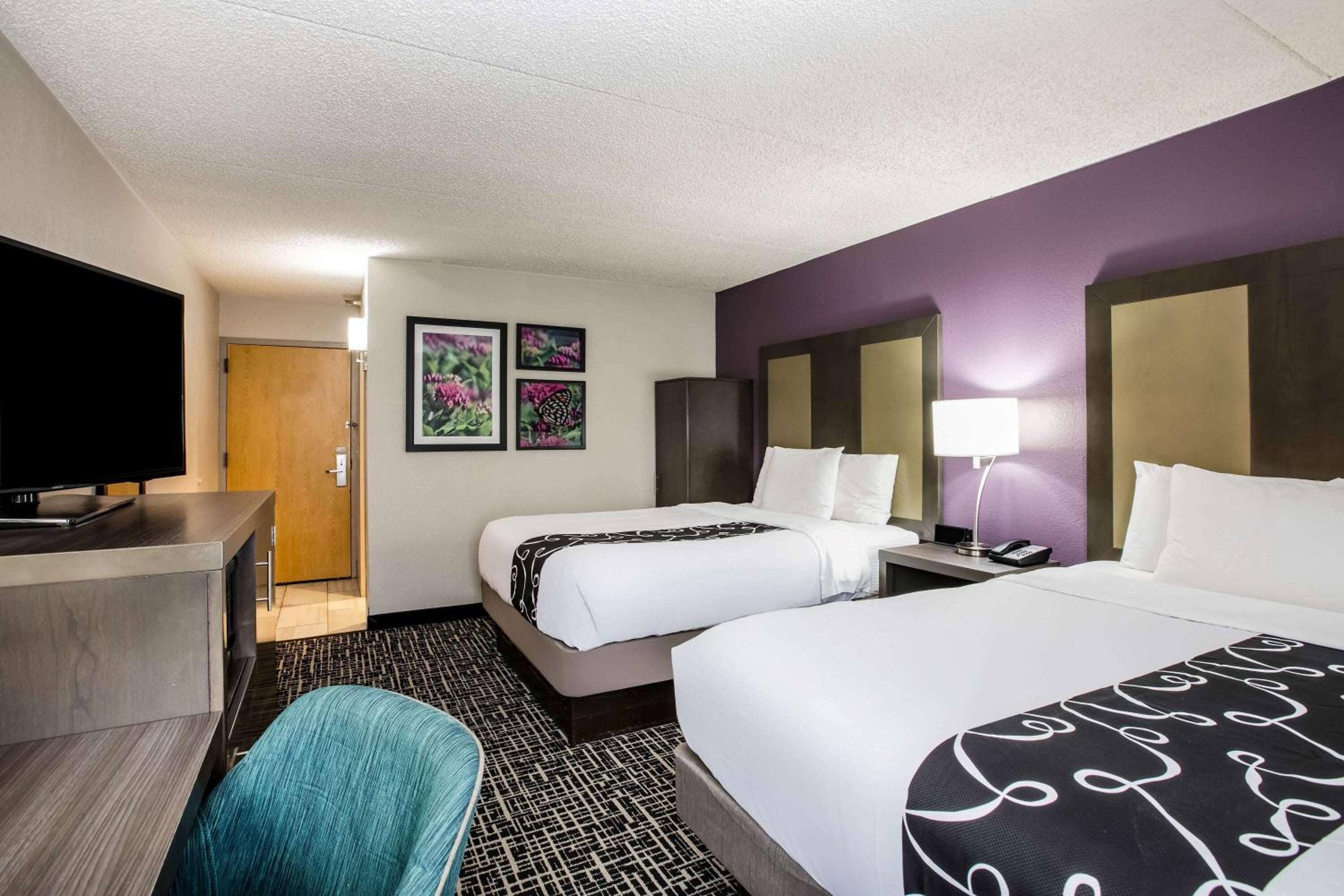 Deluxe Queen Room with Two Queen Beds - Photo 8