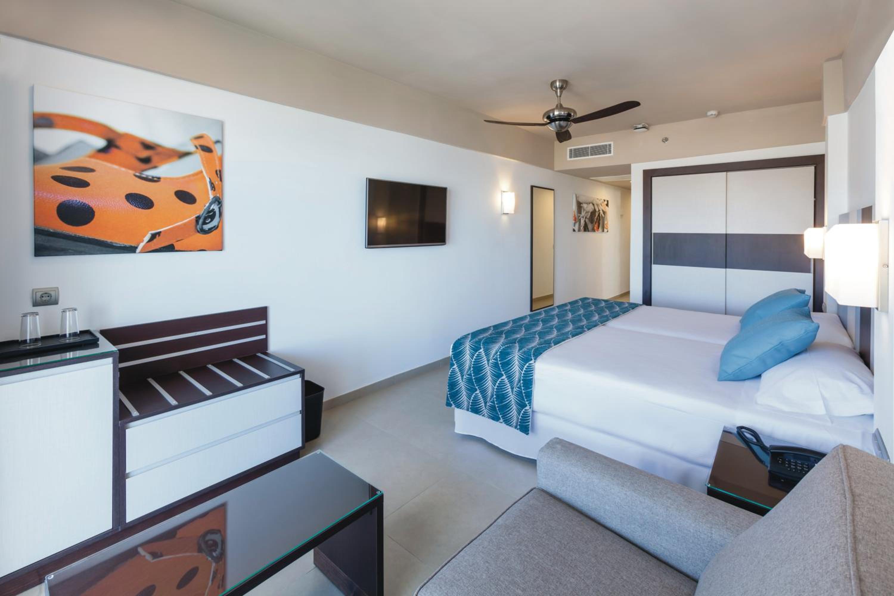 Double Room with Side Sea View - Photo 4