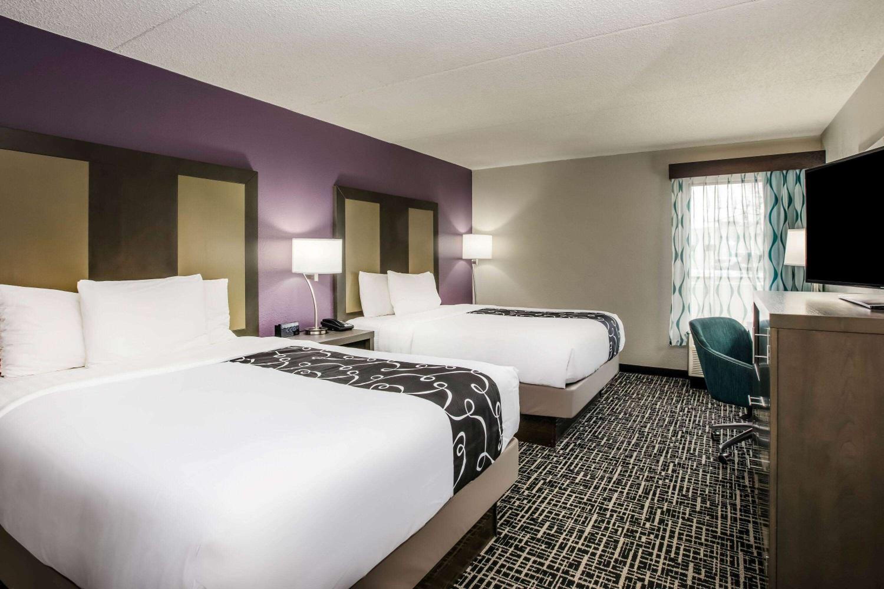 Deluxe Queen Room with Two Queen Beds - Photo 6