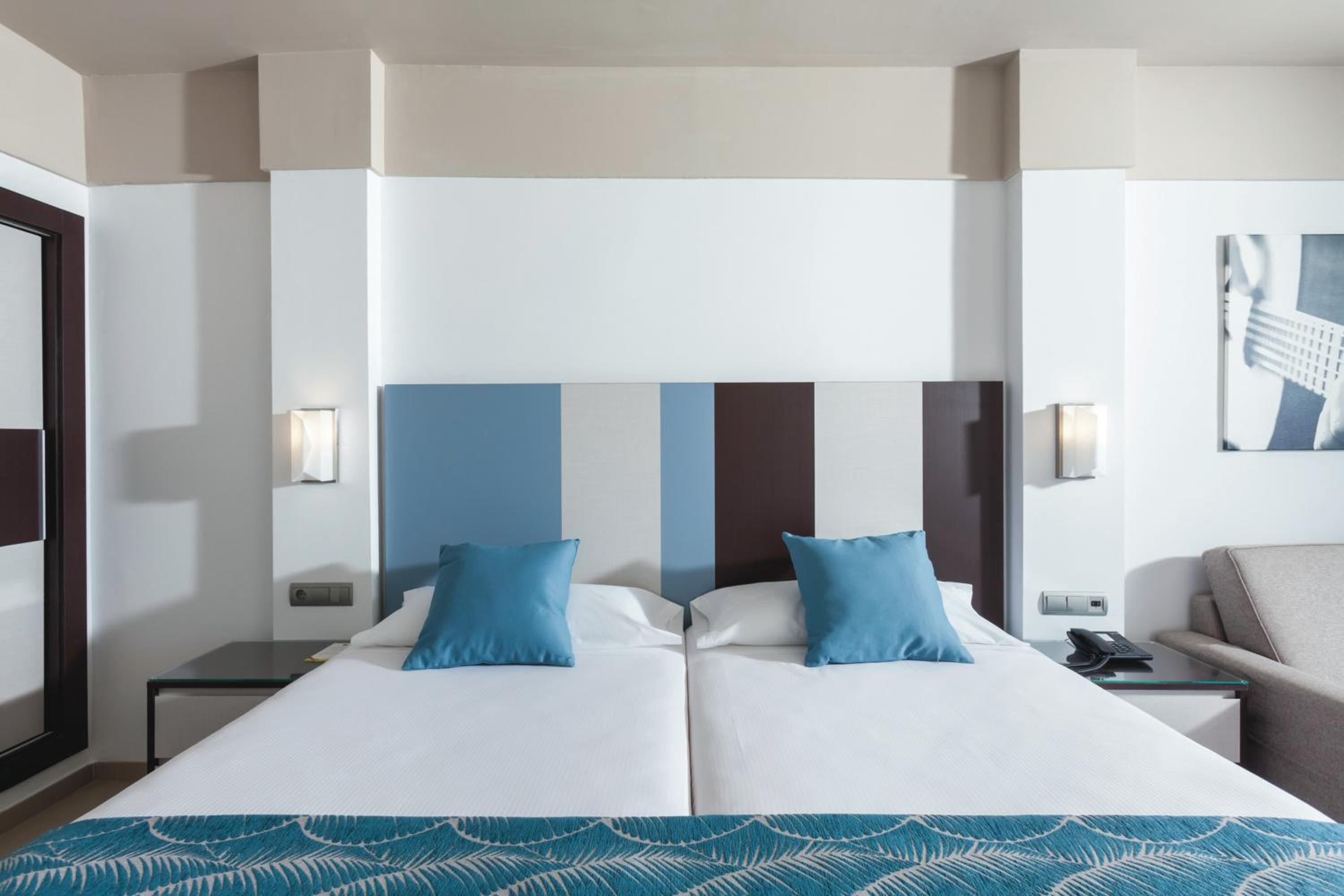 Double Room with Side Sea View - Photo 3