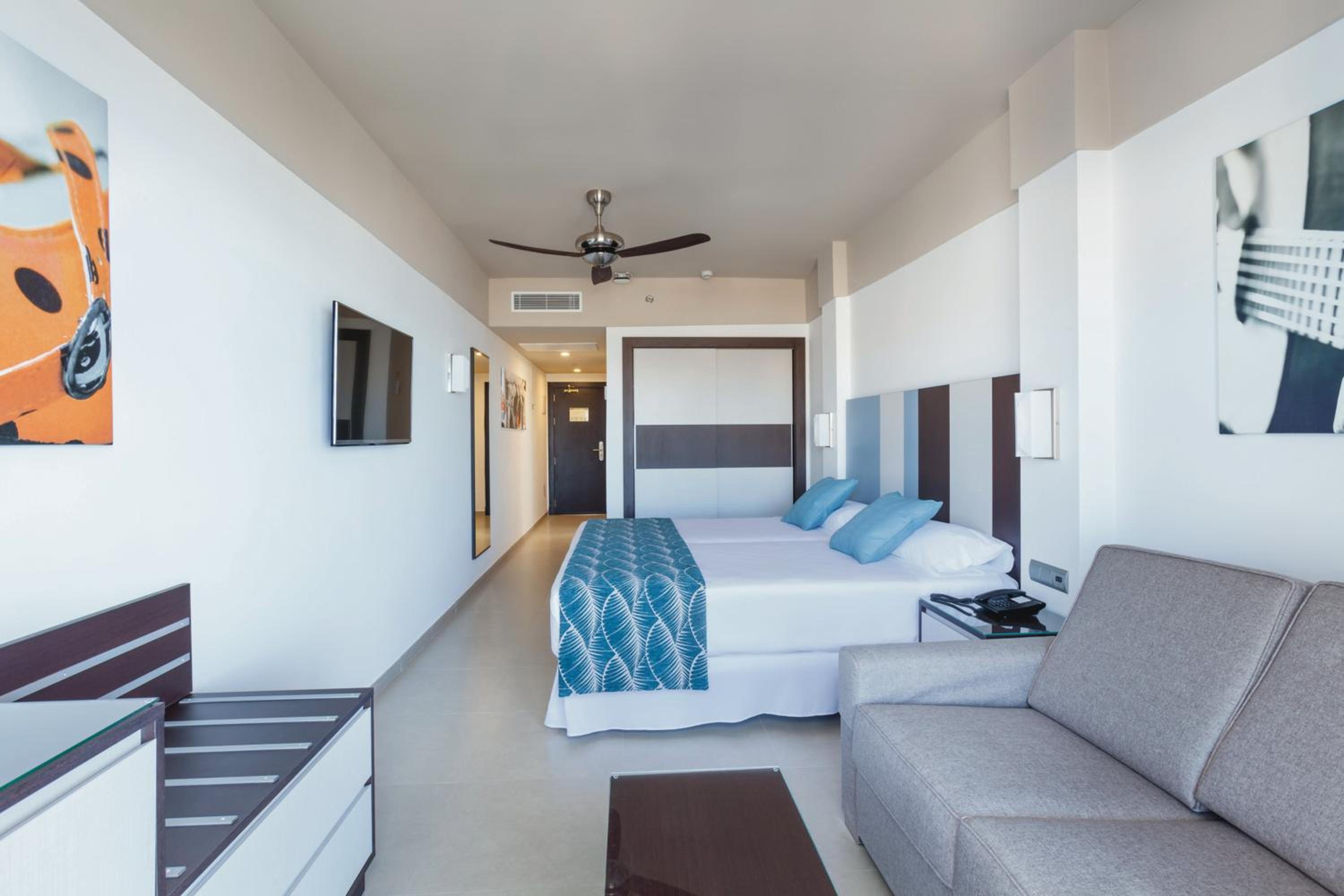 Double Room with Side Sea View - Photo 2