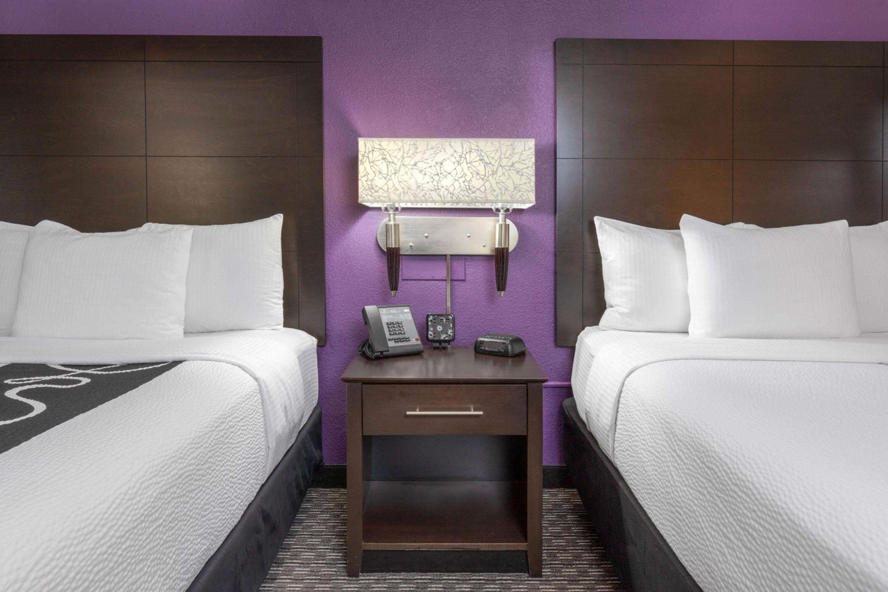Double Room with Two Double Beds or Two Queen Beds - Non-Smoking - Photo 3