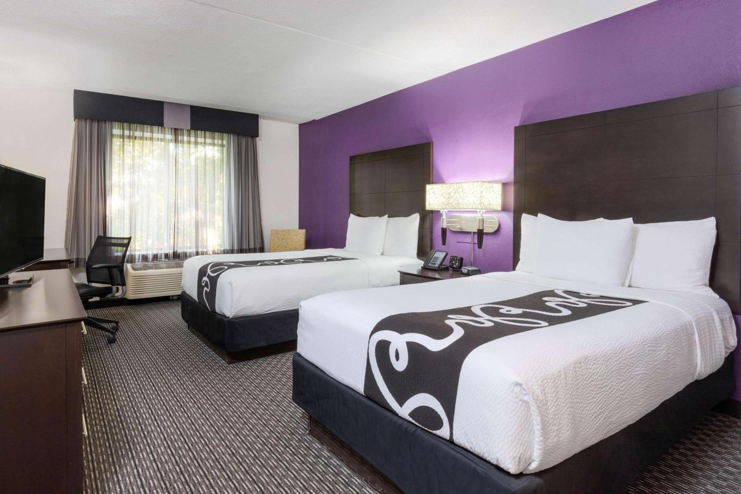Double Room with Two Double Beds or Two Queen Beds - Non-Smoking - Photo 2