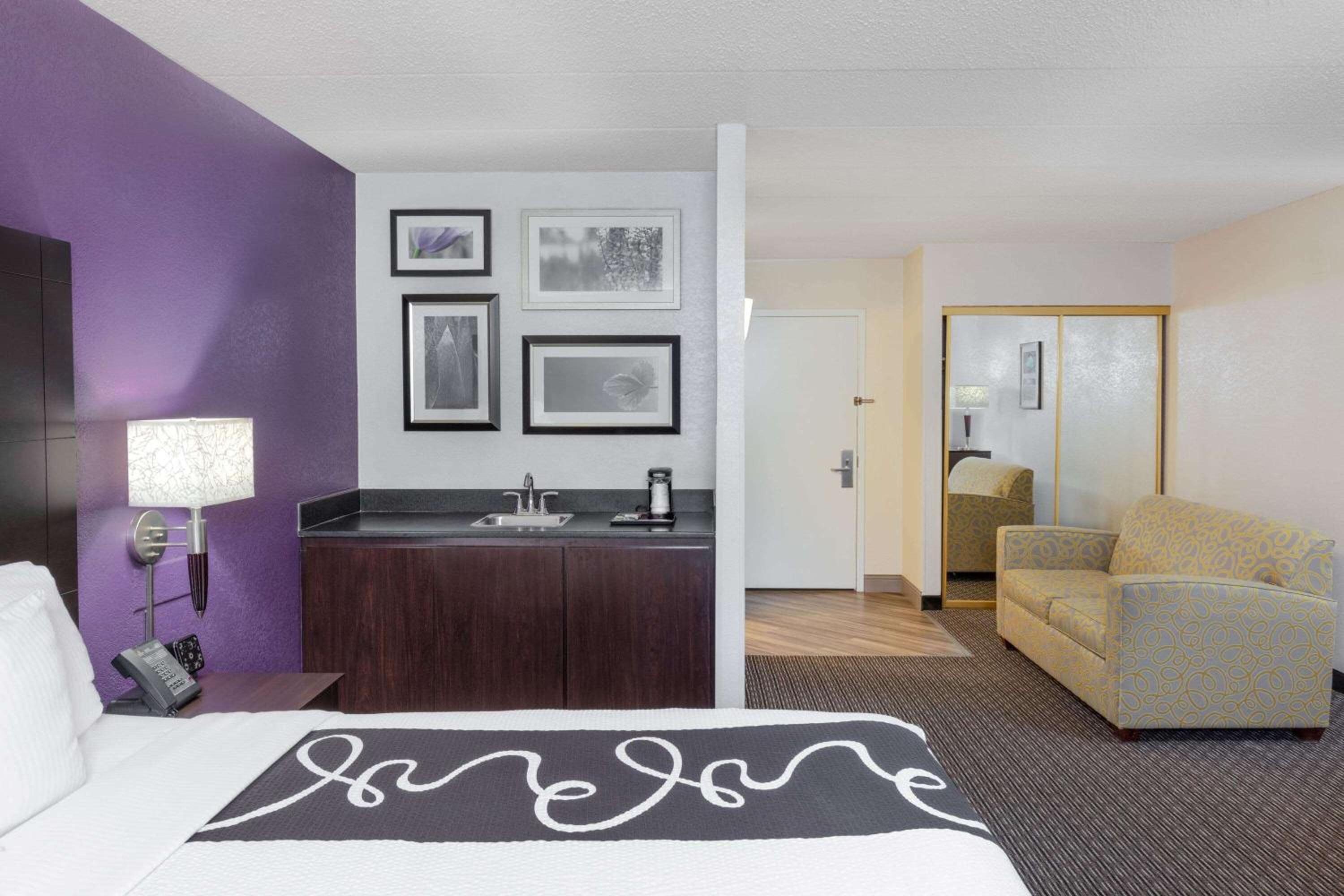 Deluxe King Room with Sofa Bed - Photo 2