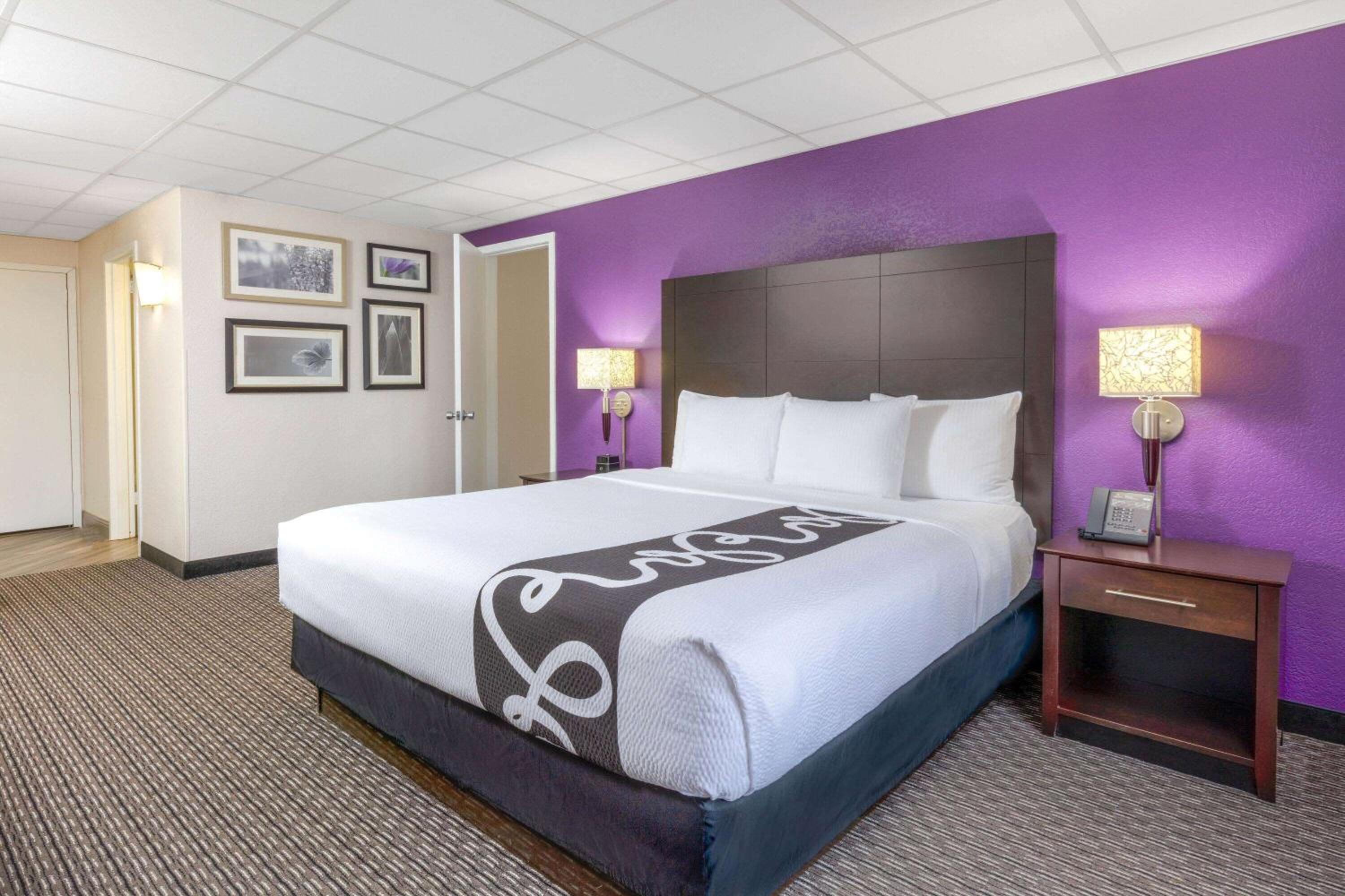 One-Bedroom Deluxe Family Suite - Non-Smoking - Photo 4