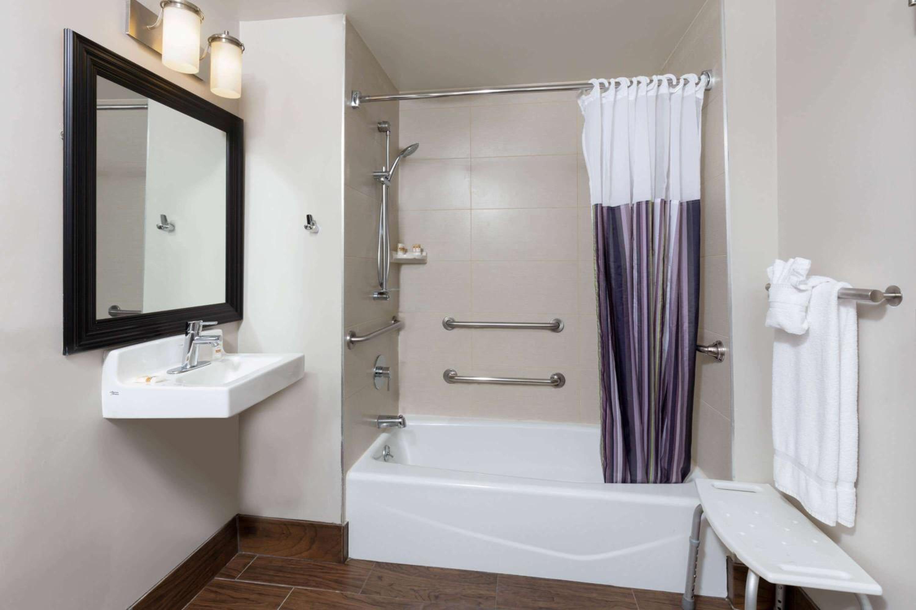 Double Room - Mobility/Hearing Accessible - Non-Smoking photo 2