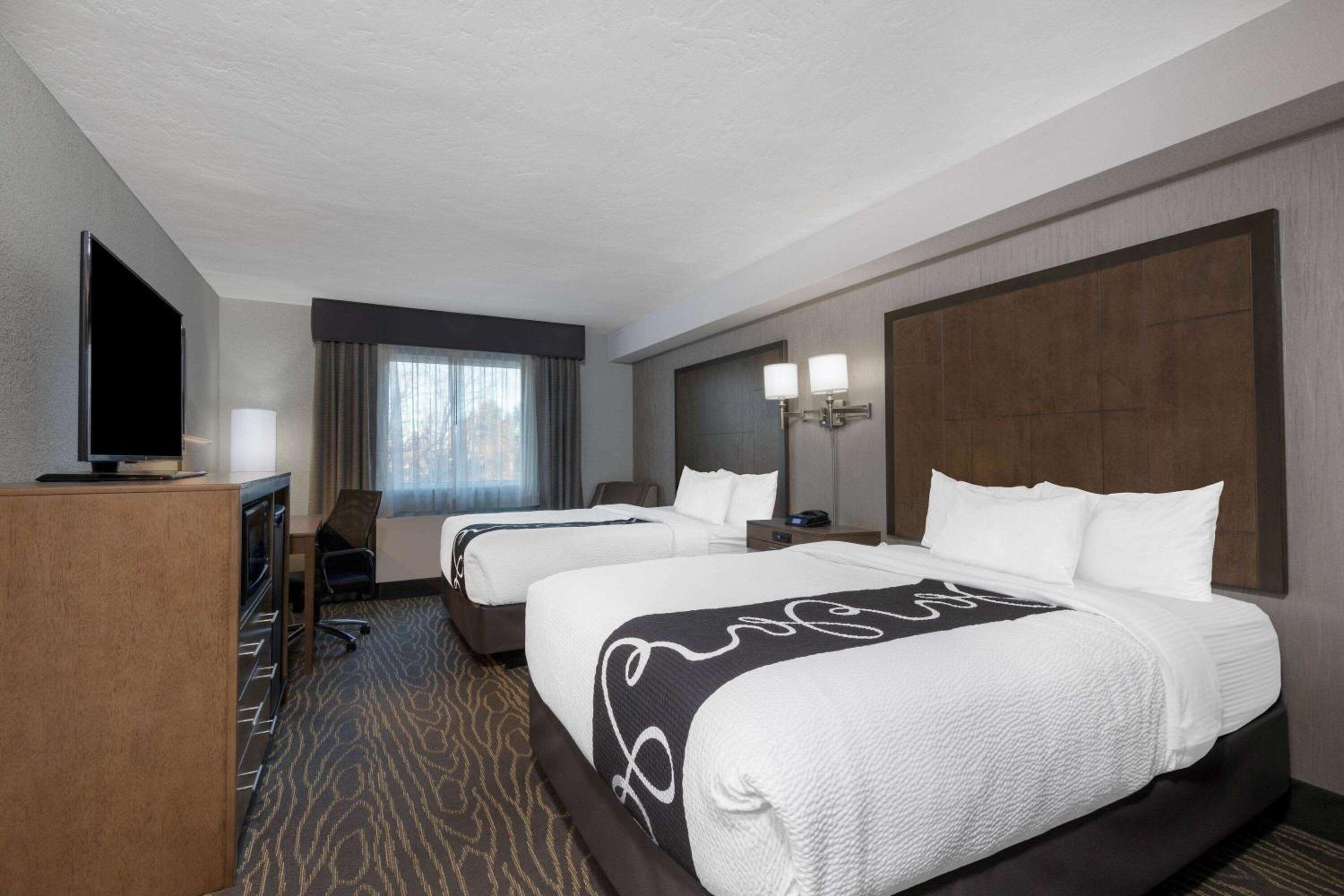 Queen Room with Two Queen Beds - Photo 3