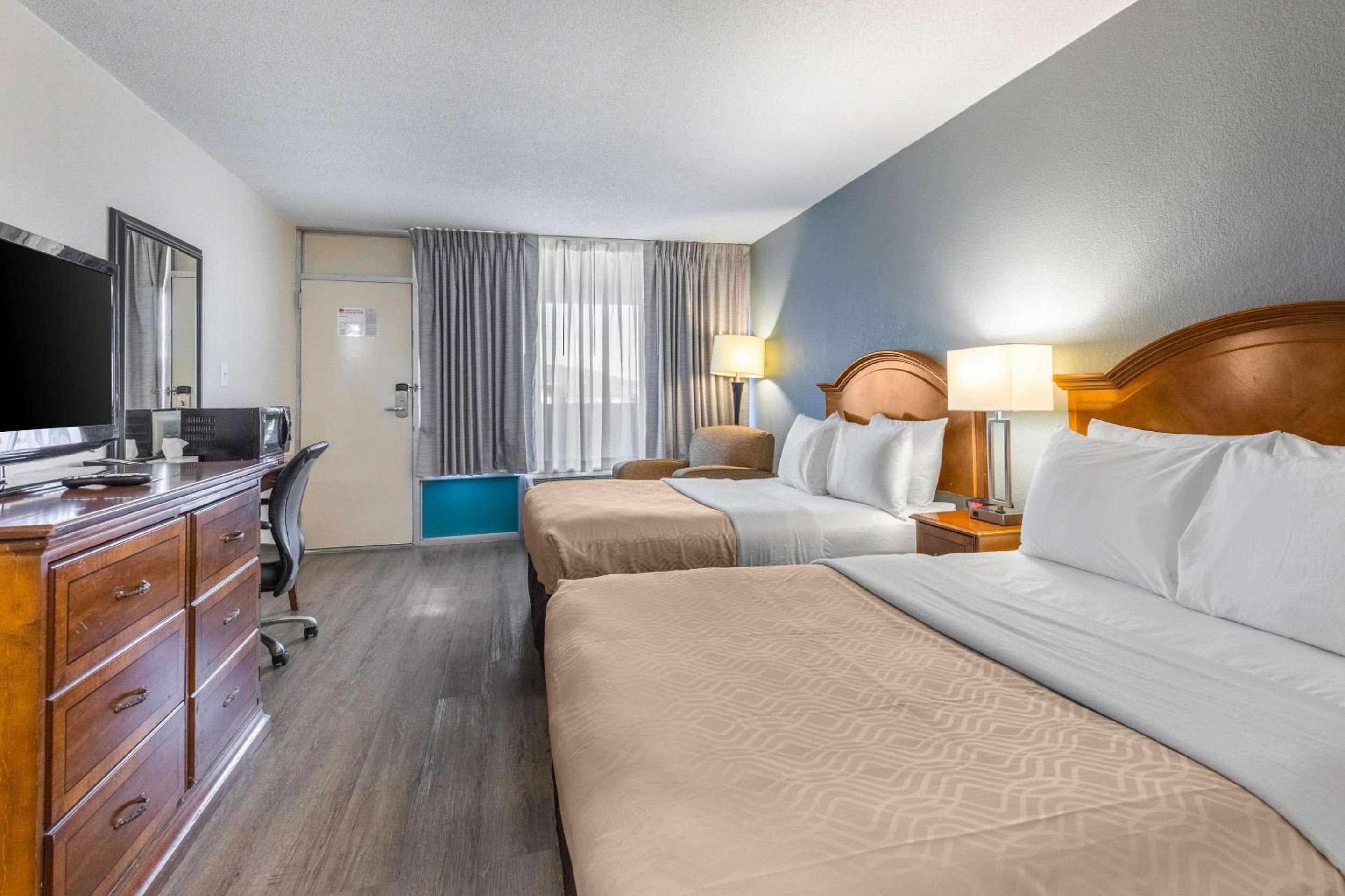 Double Room with Two Double Beds - Smoking - Photo 1