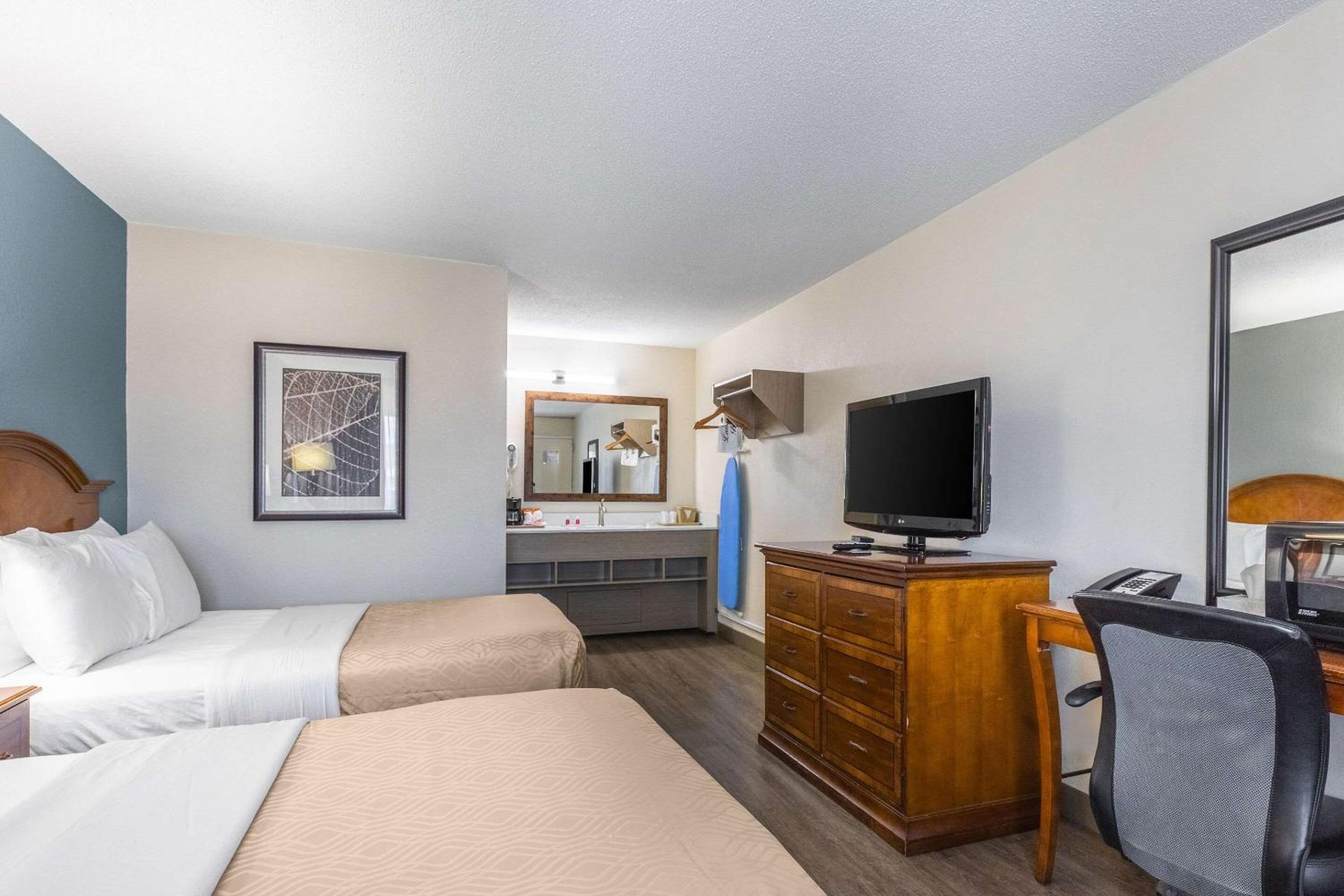 Double Room with Two Double Beds - Smoking - Photo 2