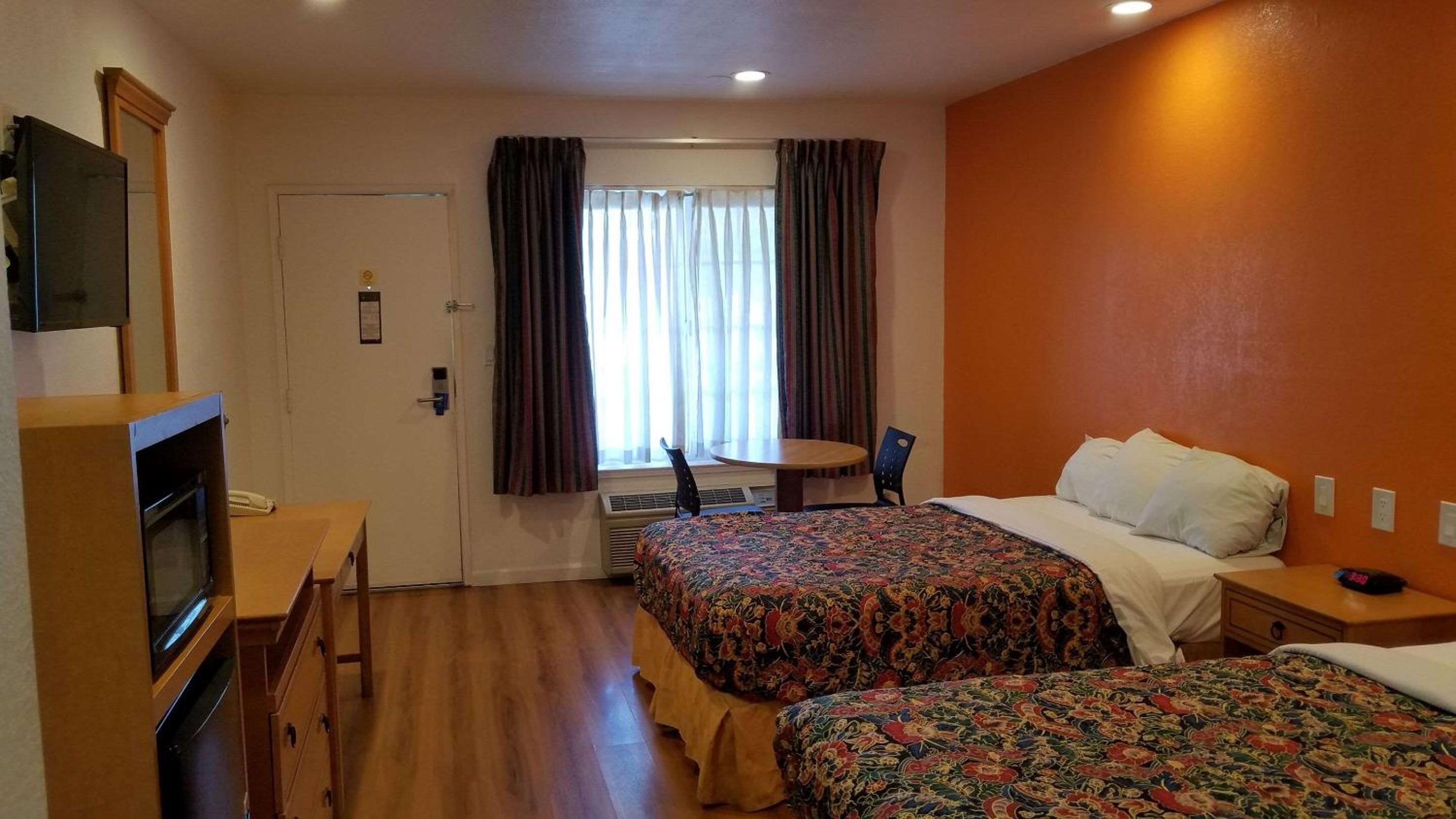 Double Room with Two Double Beds - Non-Smoking - Photo 2