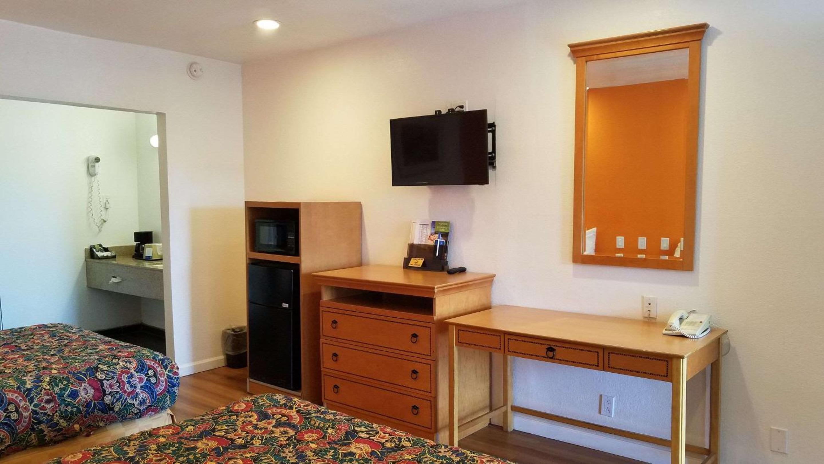 Double Room with Two Double Beds - Non-Smoking - Photo 4