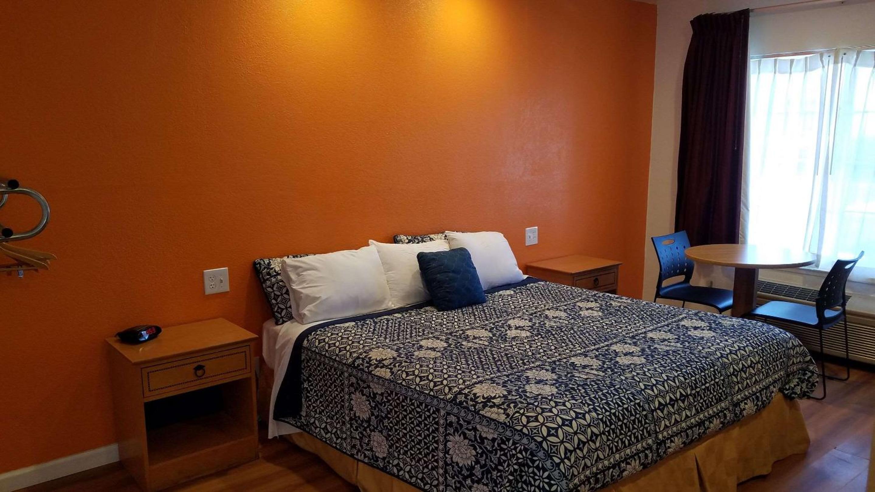 King Room - Non-Smoking - Photo 2