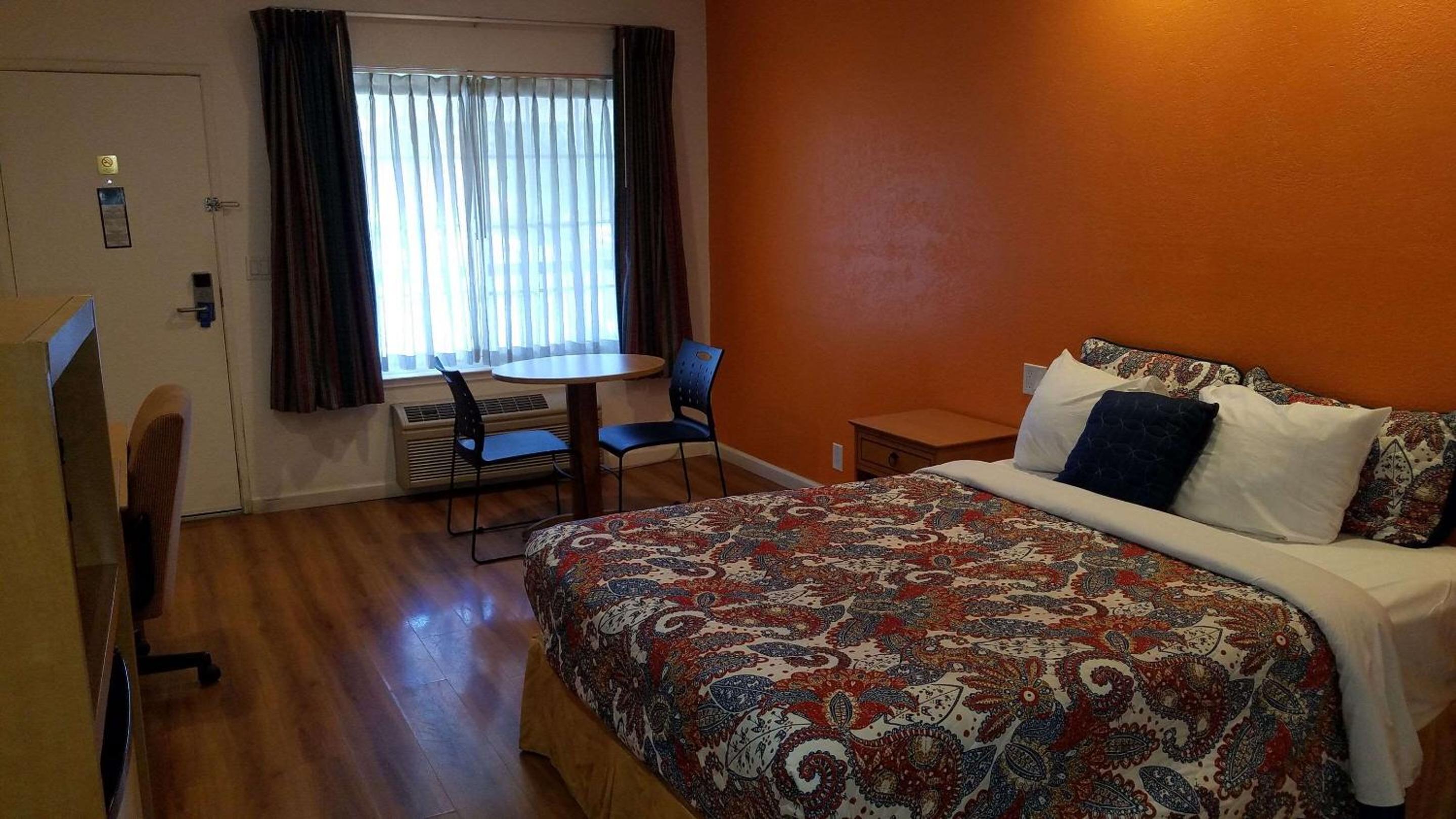 Queen Room - Non-Smoking - Photo 5